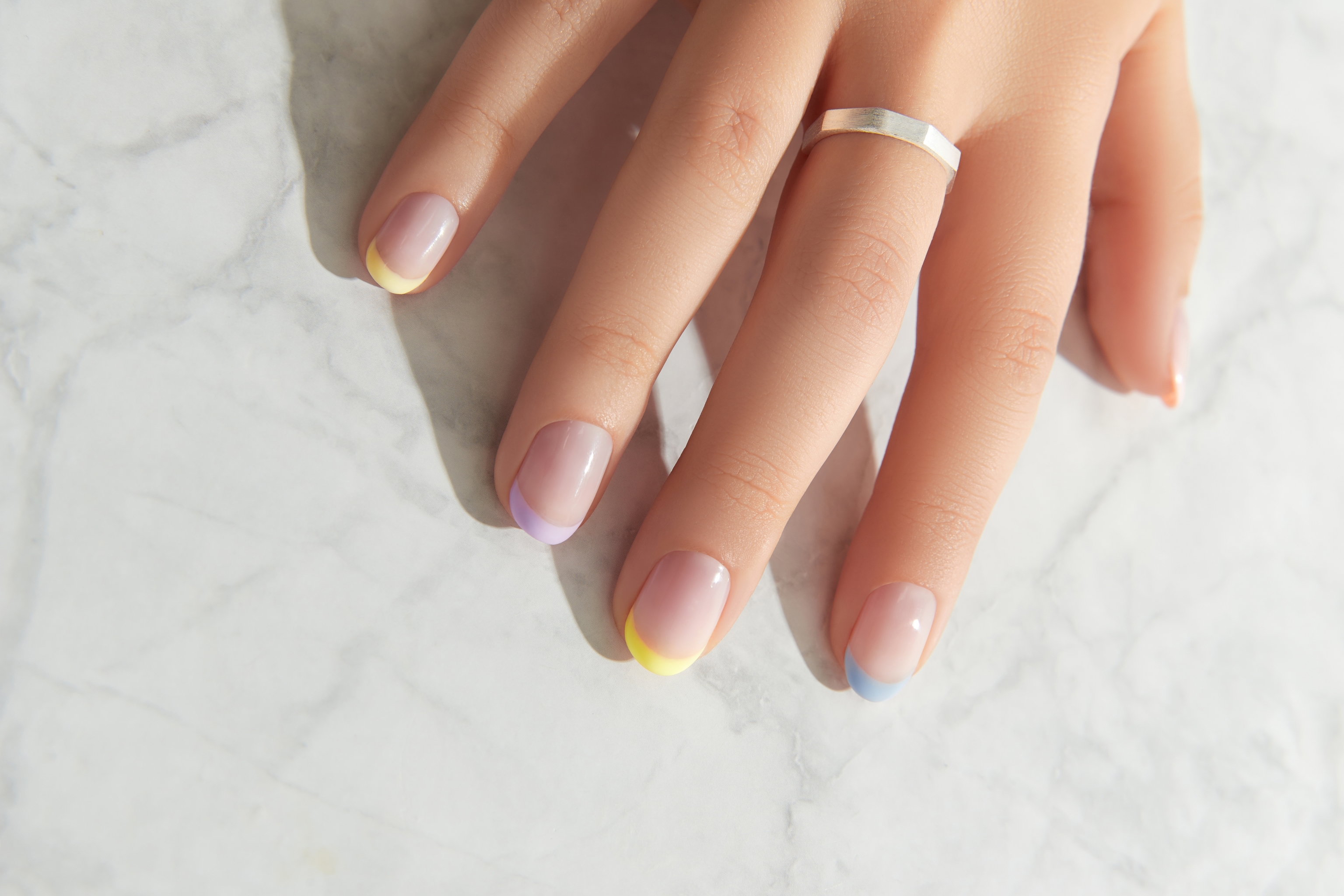 ALT: Manicura francesa original, 23 diseños de uñas que se llevan mucho en 2023