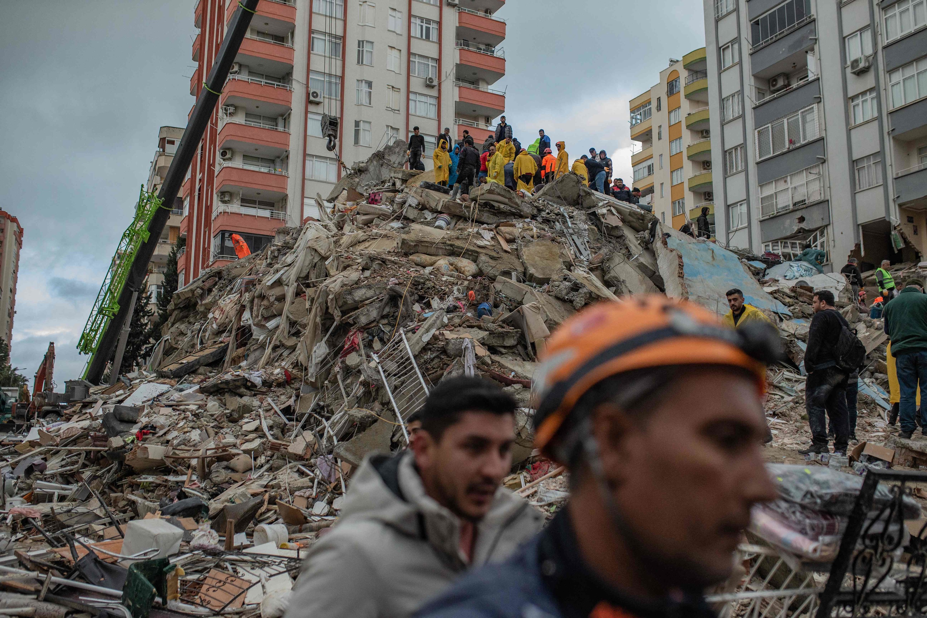 Un edificio en Adana, destruido por el terremoto en Turquía