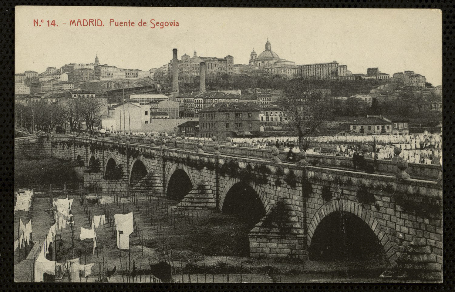 El Puente de Segovia, con las sbanas de las lavanderas tendidas.