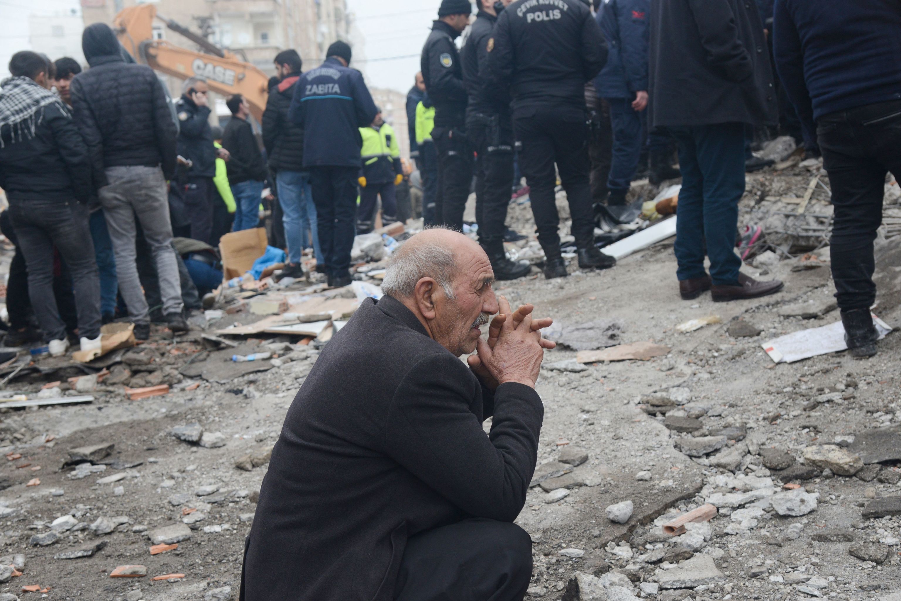 Un hombre llora en Diyarbarkir (Turquía)
