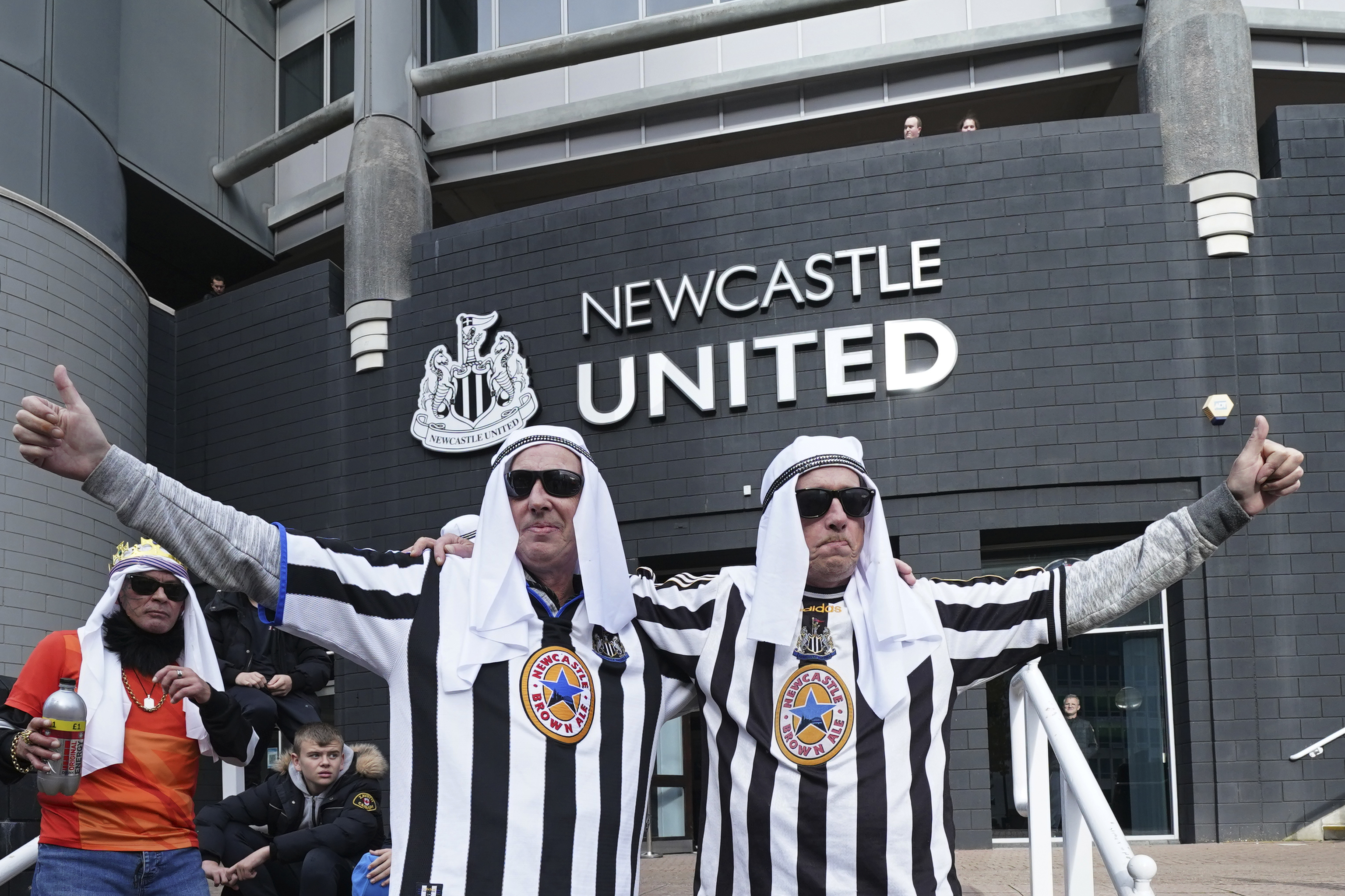 Seguidores del Newcastle celebran frente a St. James' Park la compra del club por el fondo soberano saud.