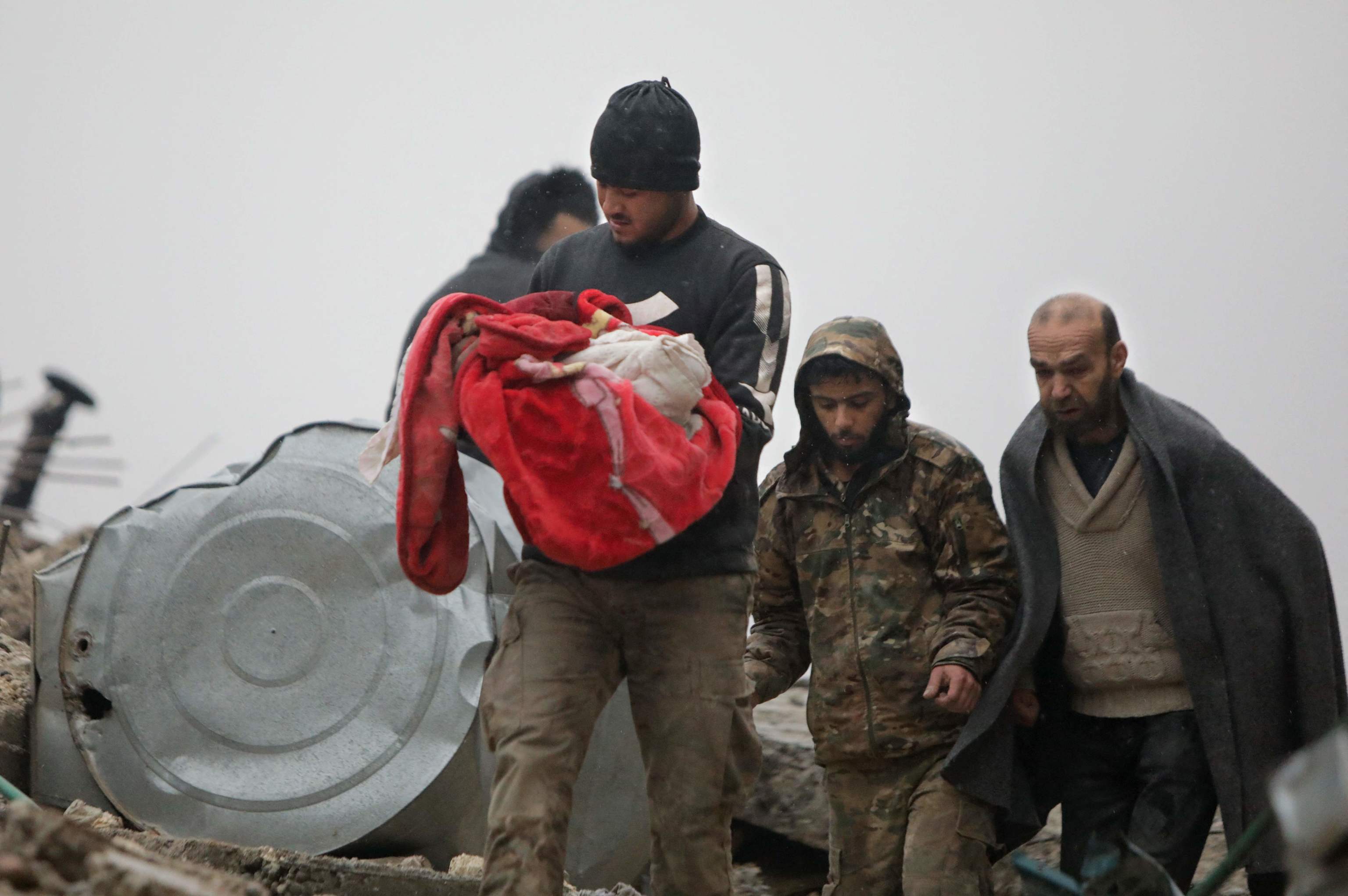 Un hombre sujeta el cuerpo de su hijo muerto en el terremoto, ayer, en Jandaris (noroeste de Siria).