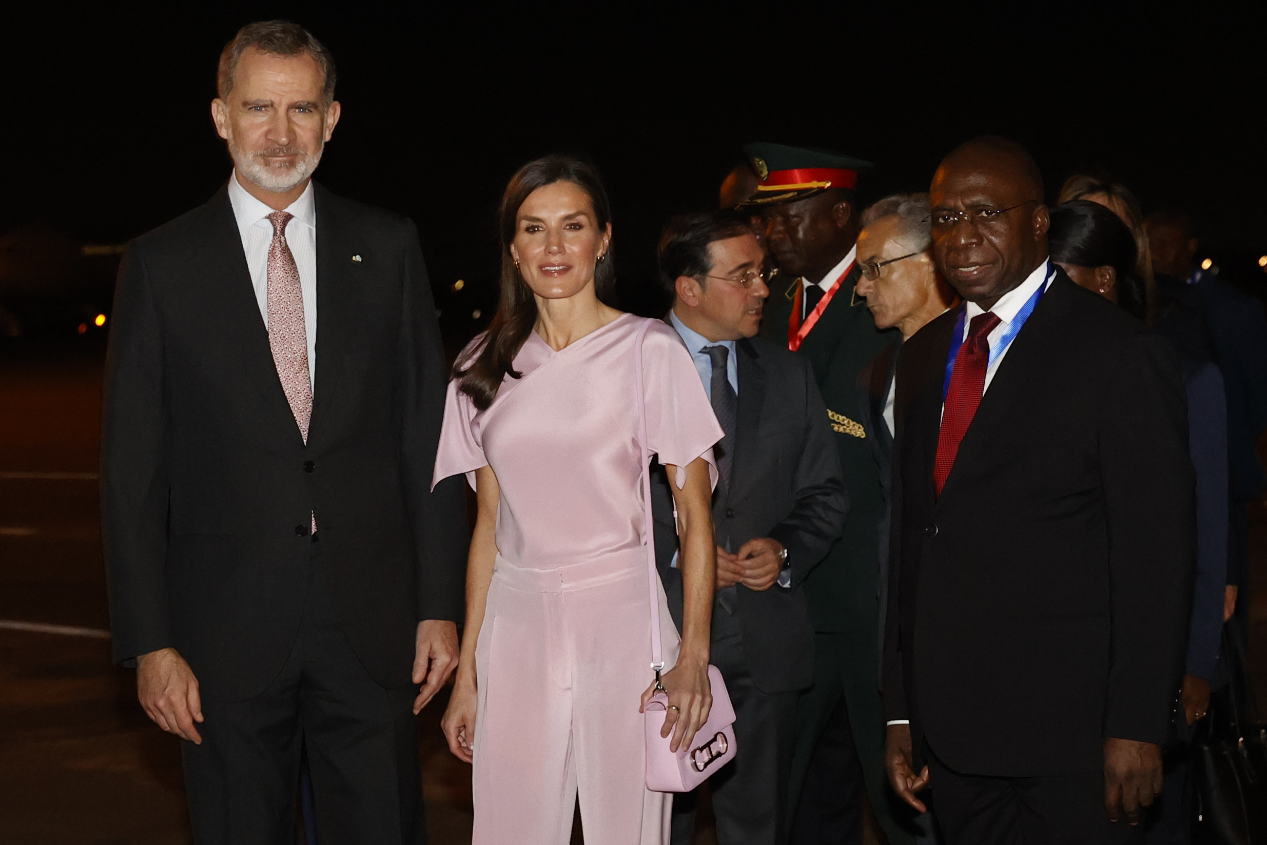 Los Reyes, recibidos por el ministro de Exteriores angoleo, Tte Antnio, a su llegada este lunes a Luanda.