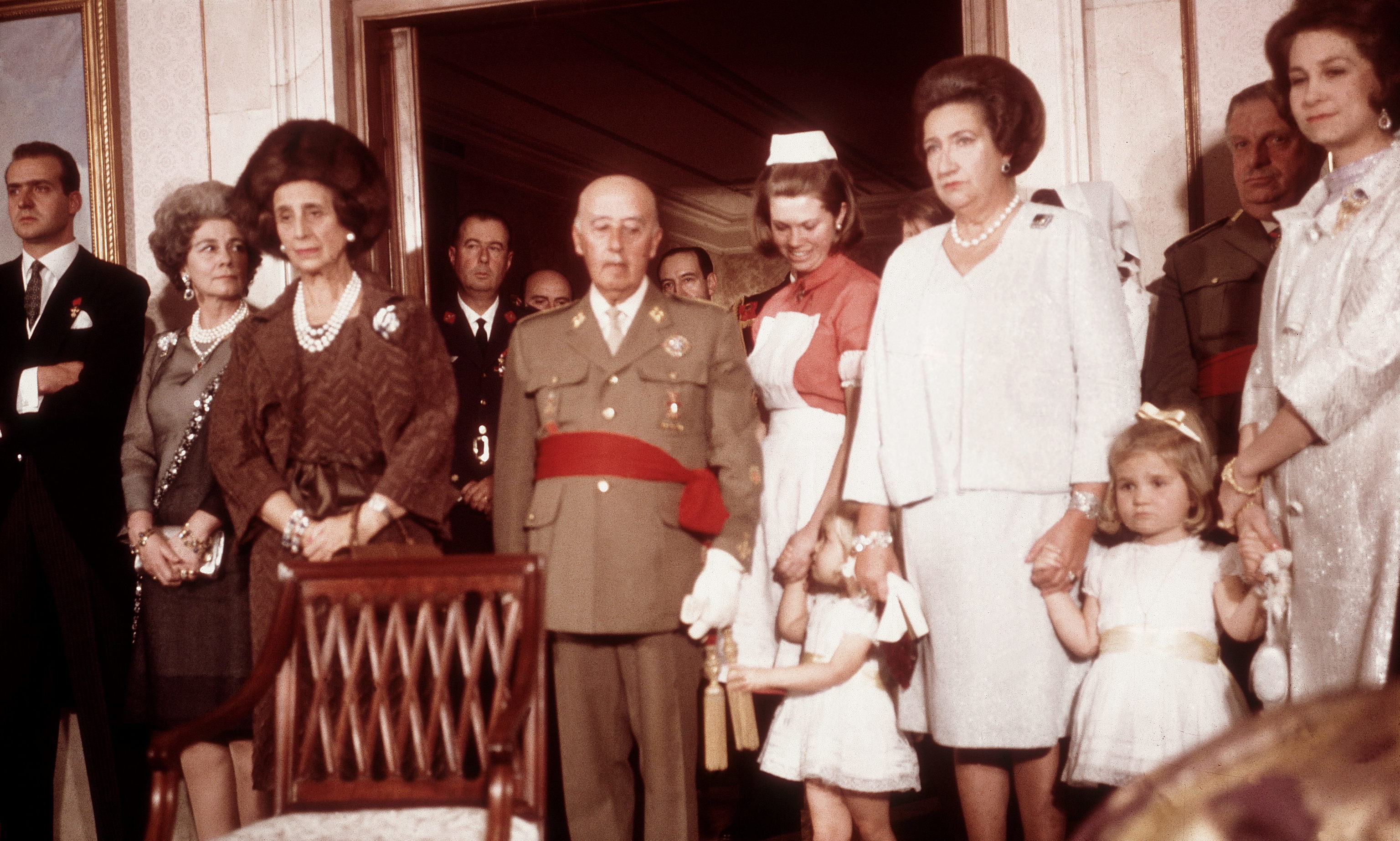 La Infanta Cristina juega con las borlas del fajn militar de Franco.