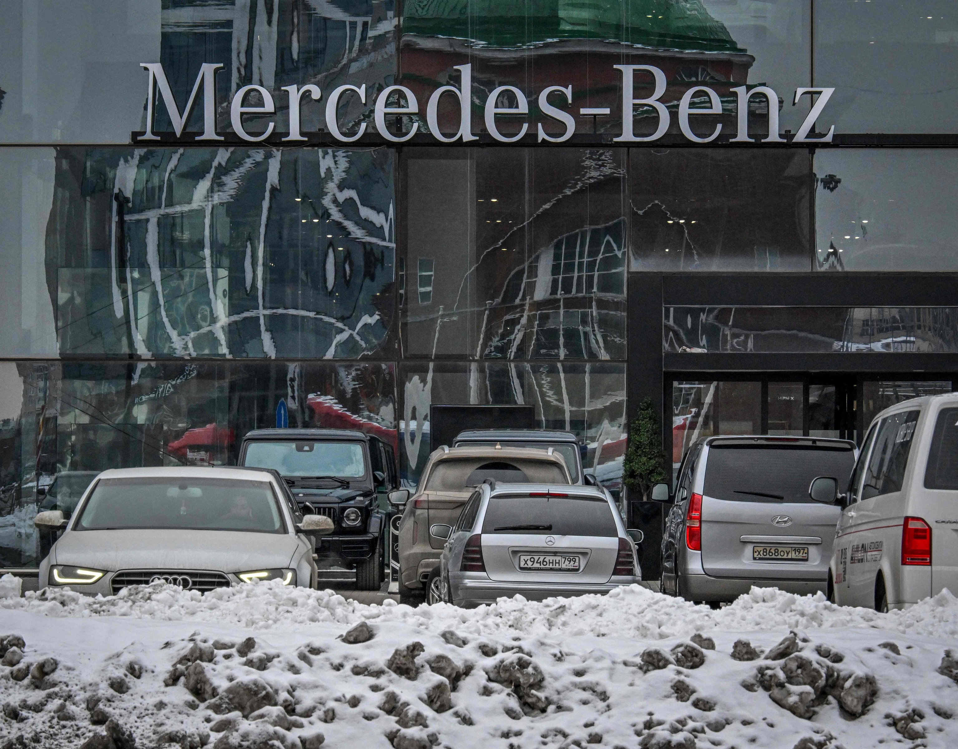 Concesionario del fabricante alemán de automóviles Mercedes-Benz en Moscú.