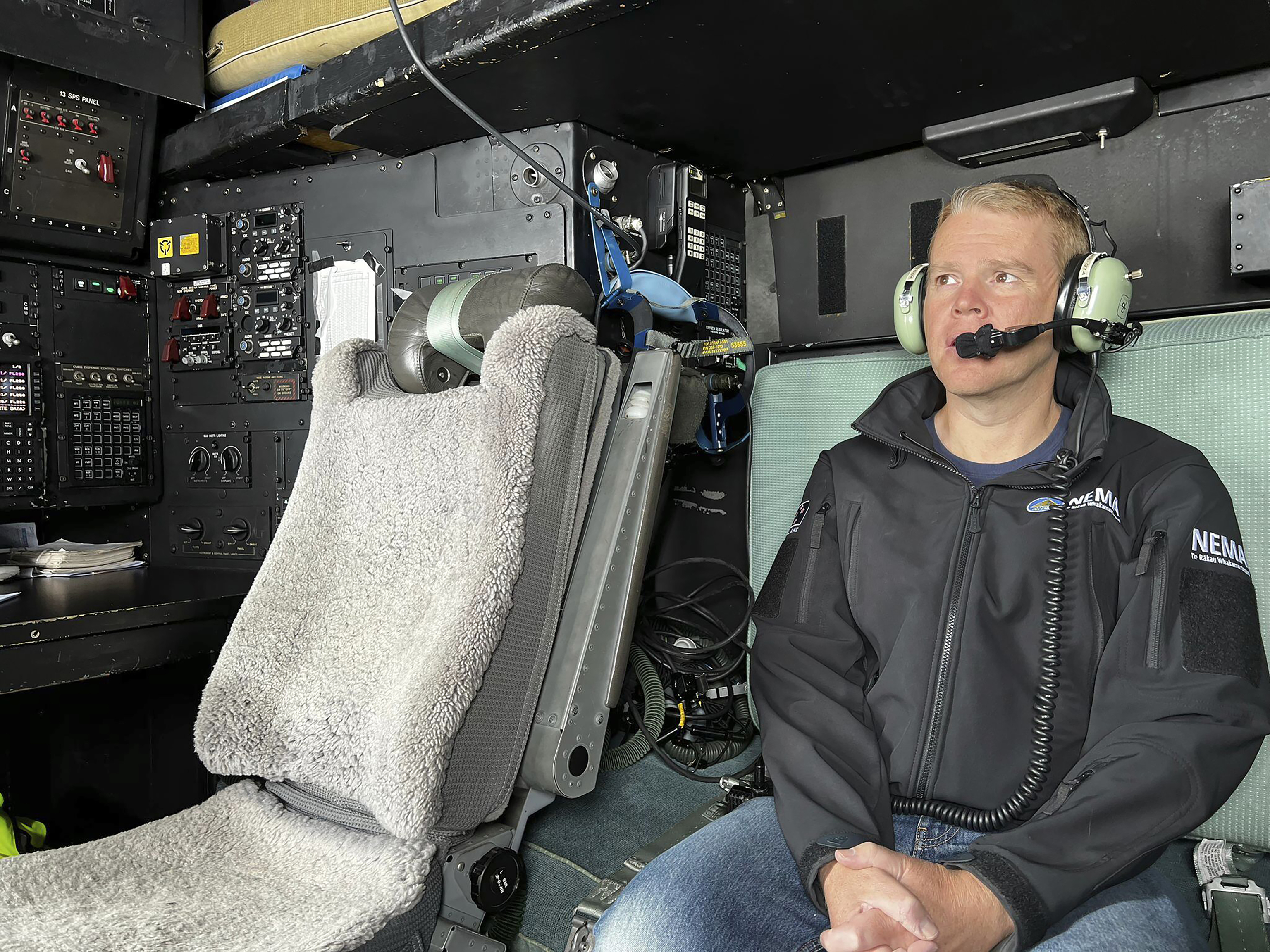 Chris Hipkins se sienta en un avión militar de camino a Auckland, este enero.