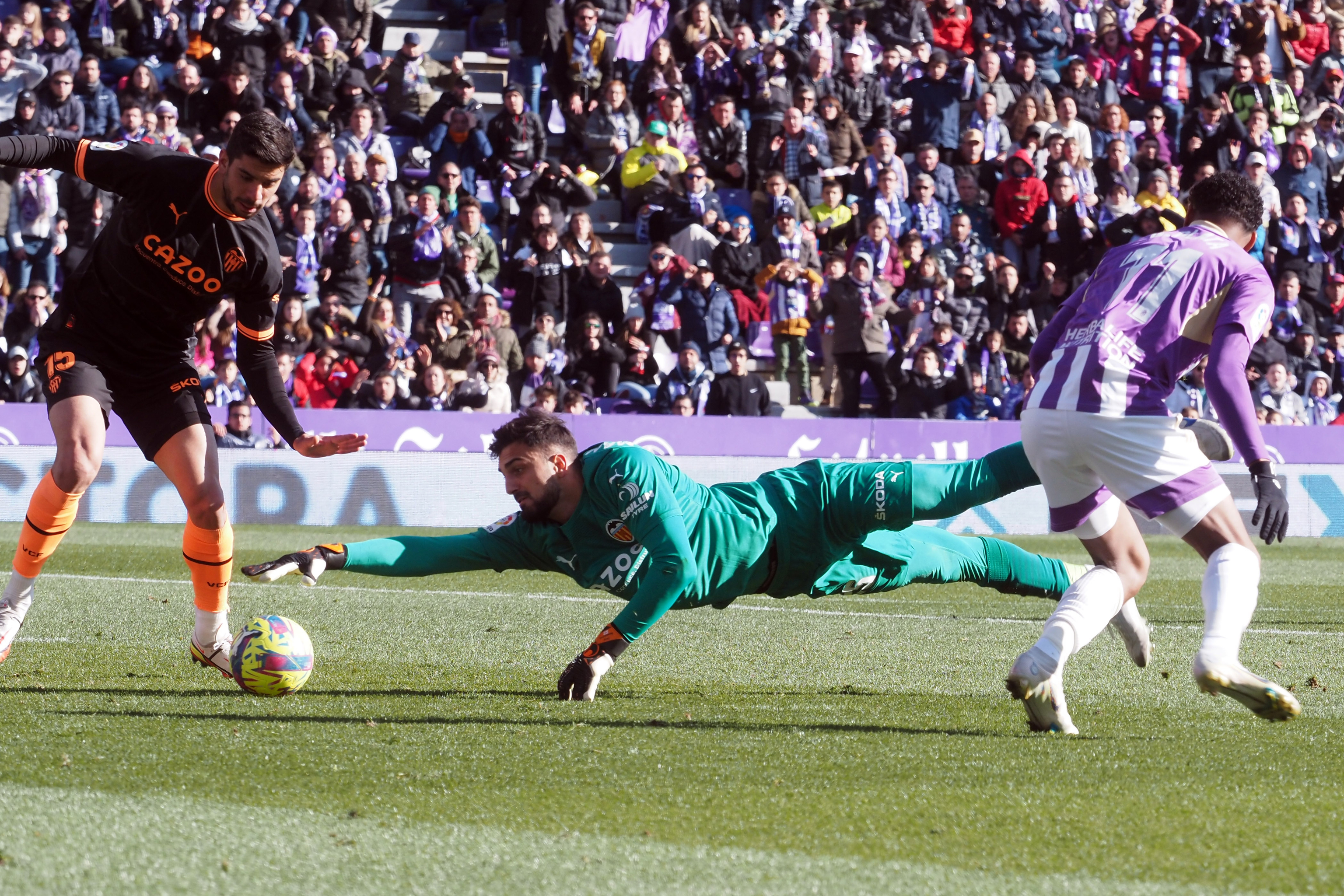 Mamardashvili atrapa el baln eante el Real Valladolid.