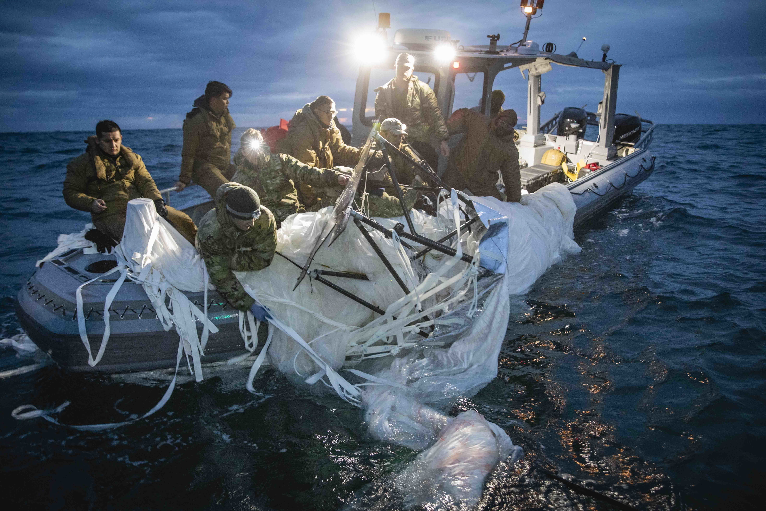Un equipo rescata restos del globo chino en Carolina del Sur.