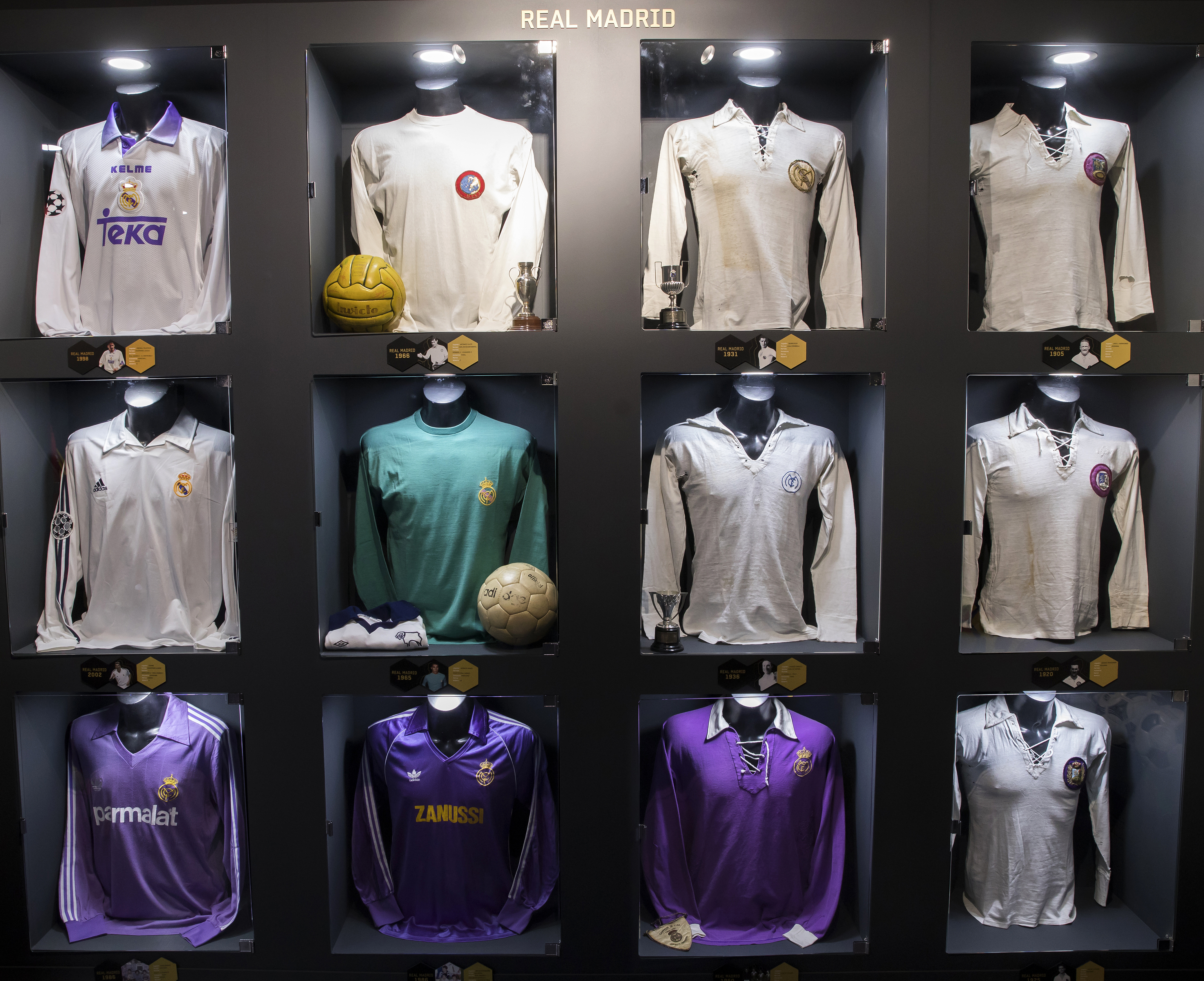 Camisetas representativas de la historia del Madrid exhibidas en Legends.