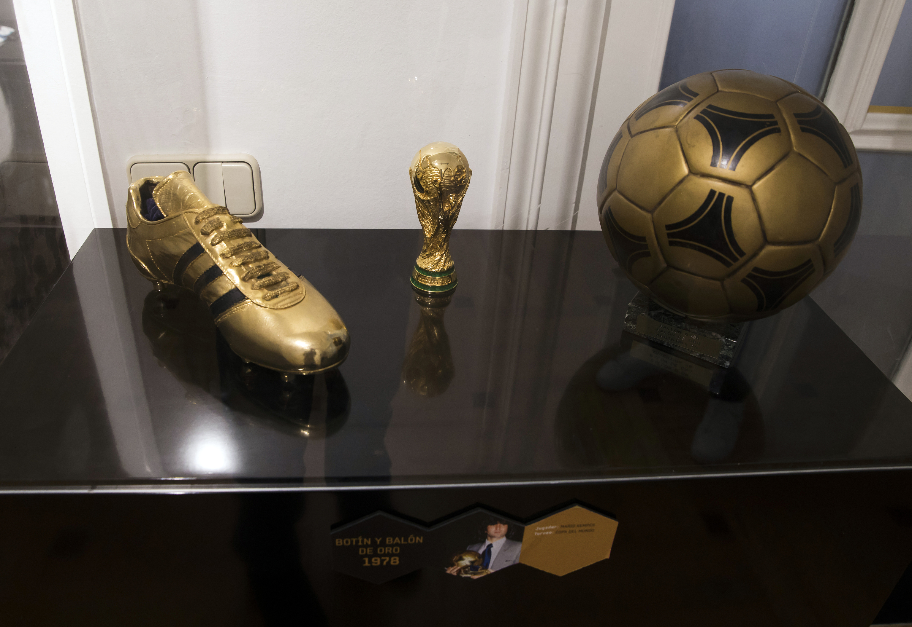 Bota y Baln de Oro, y replica de la Copa del Mundo de Mario Kempes de 1978.