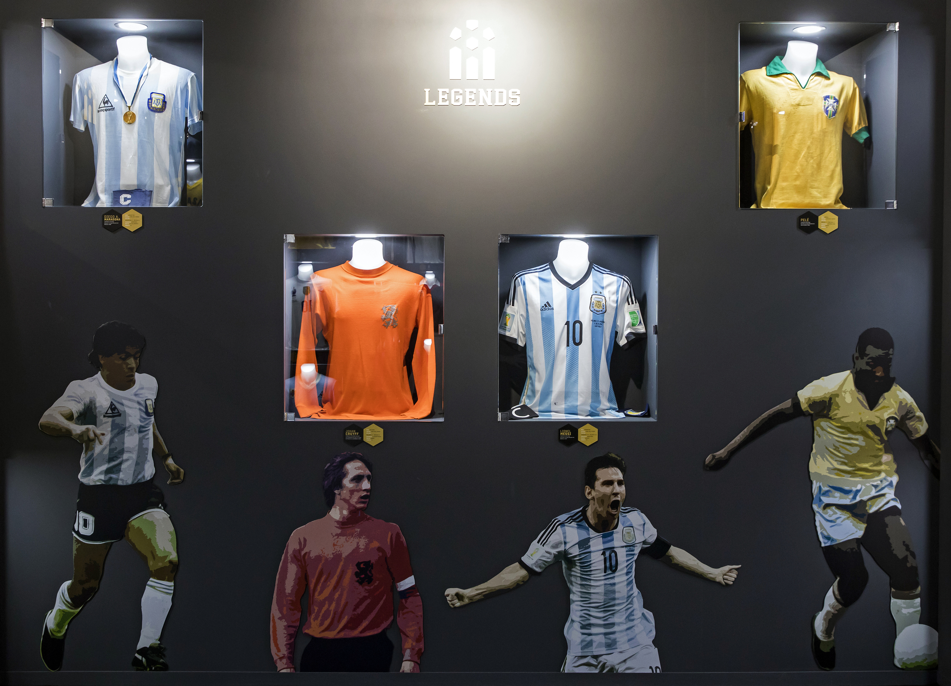 Zamarras de iconos del ftbol mundial como Maradona, Cruyff, Messi y Pel.