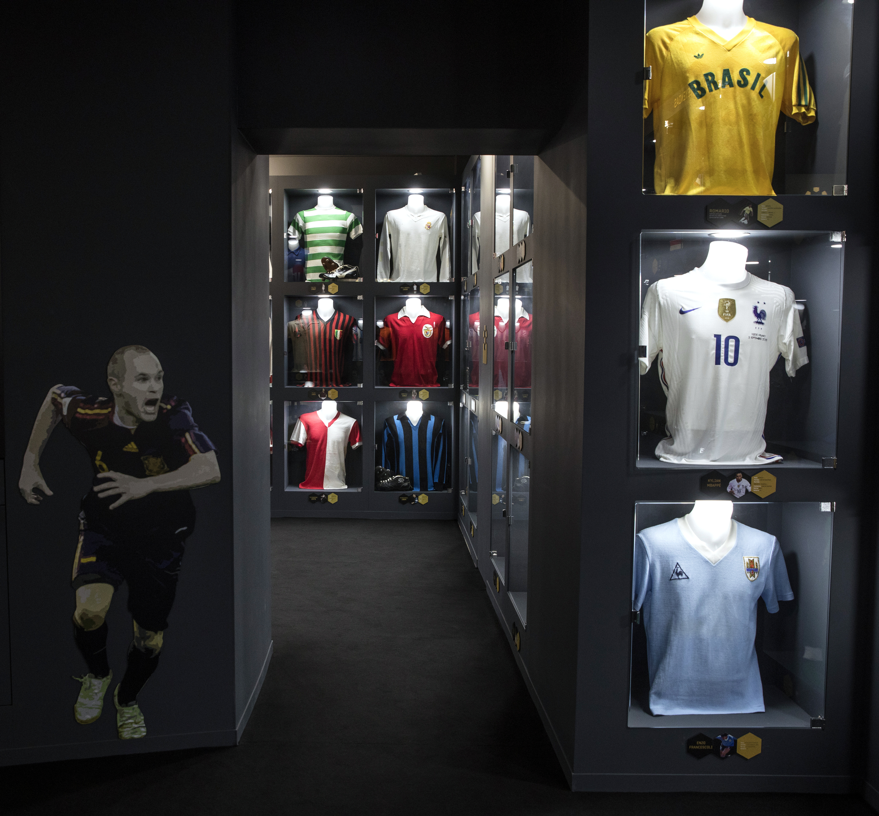 Exhibicin de Legends con camisetas de la Copa del Mundo y Andrs Iniesta.
