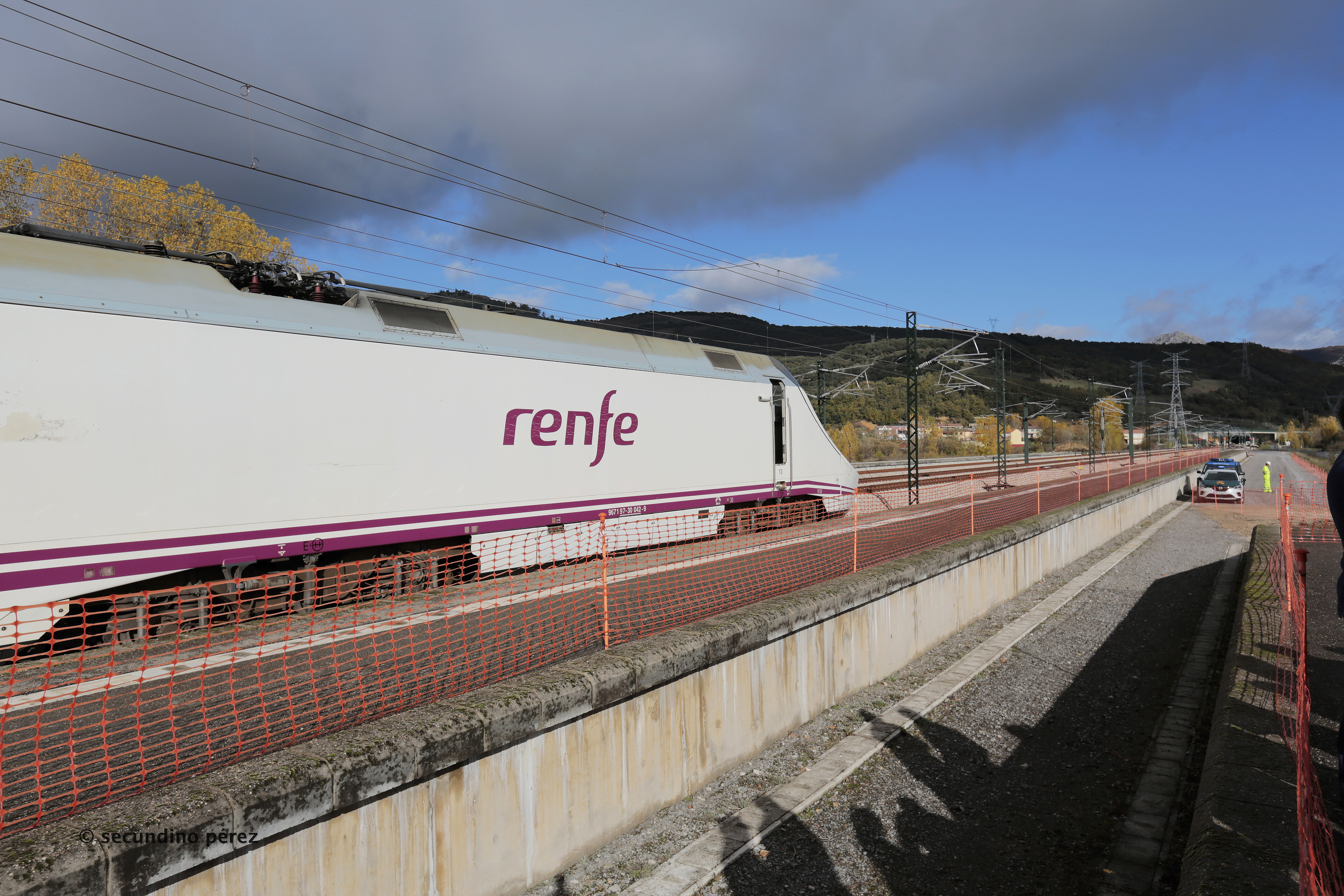 Un tren de Renfe a su paso por La Robla, León.