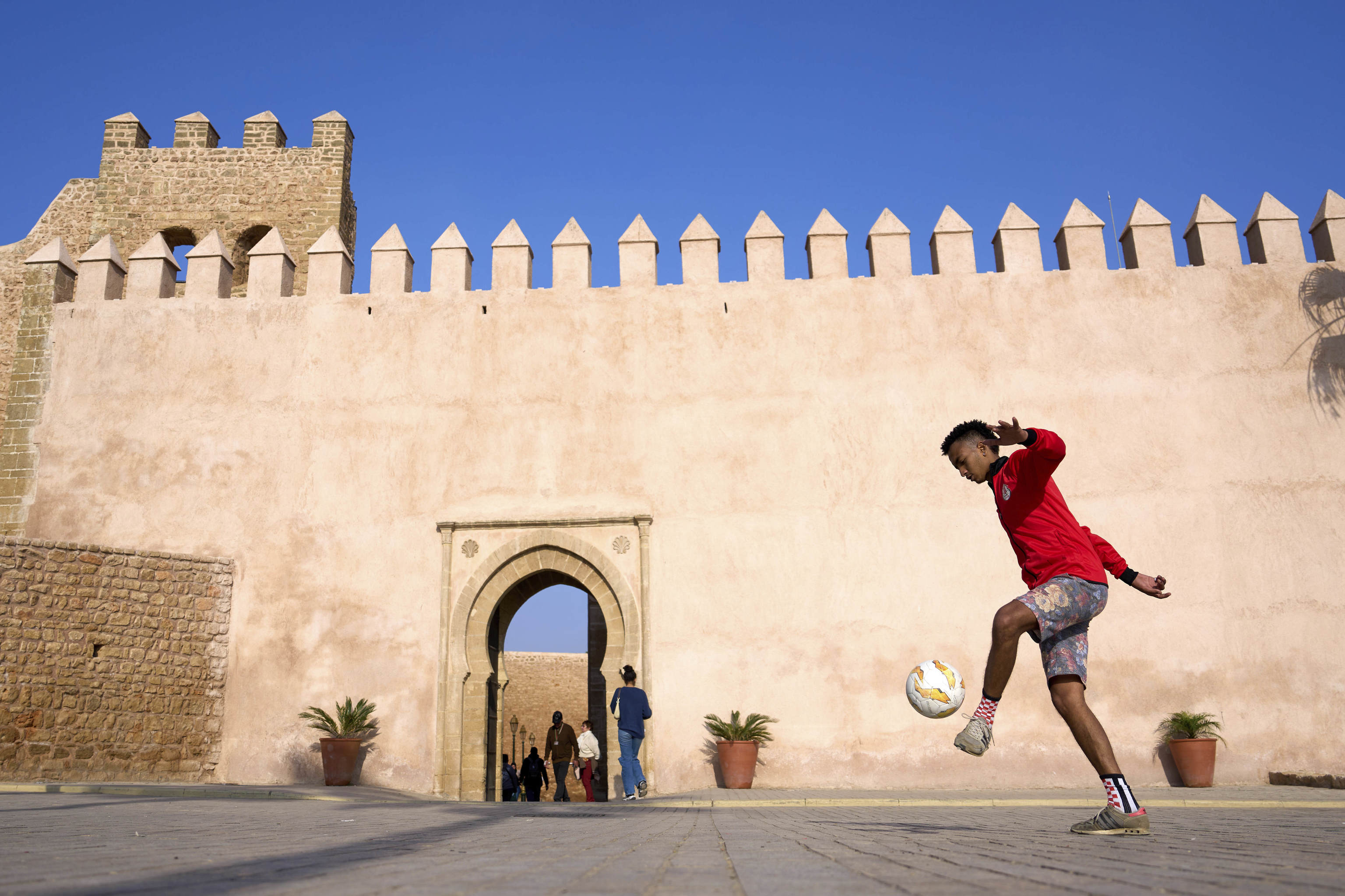 Un adolescente juega al fútbol esta semana en Rabat.