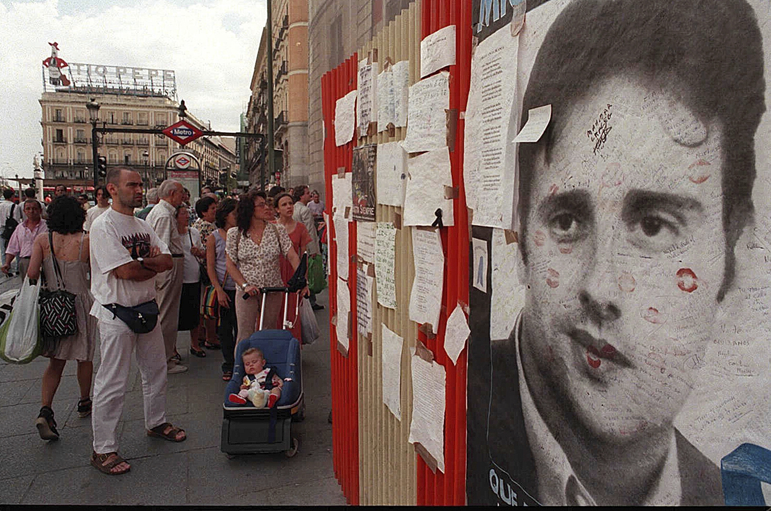Cartel con el rostro de Miguel Ángel Blanco colocado en la Puerta del Sol cuando fue asesinado.