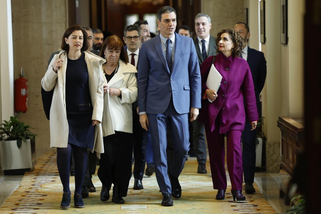 Pedro Sánchez, con María Jesús Montero, y parlamentarios socialistas