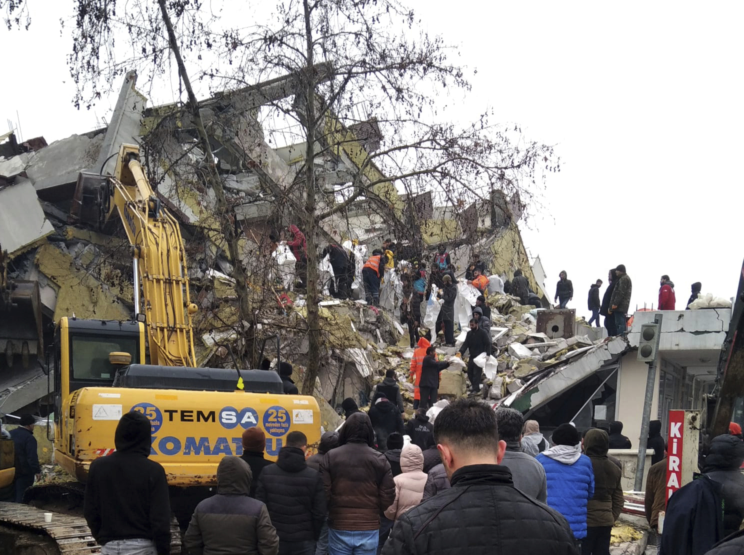 Bomberos valencianos rescatan con vida a un joven en un edificio derrumbado de la ciudad turca de Adiyaman