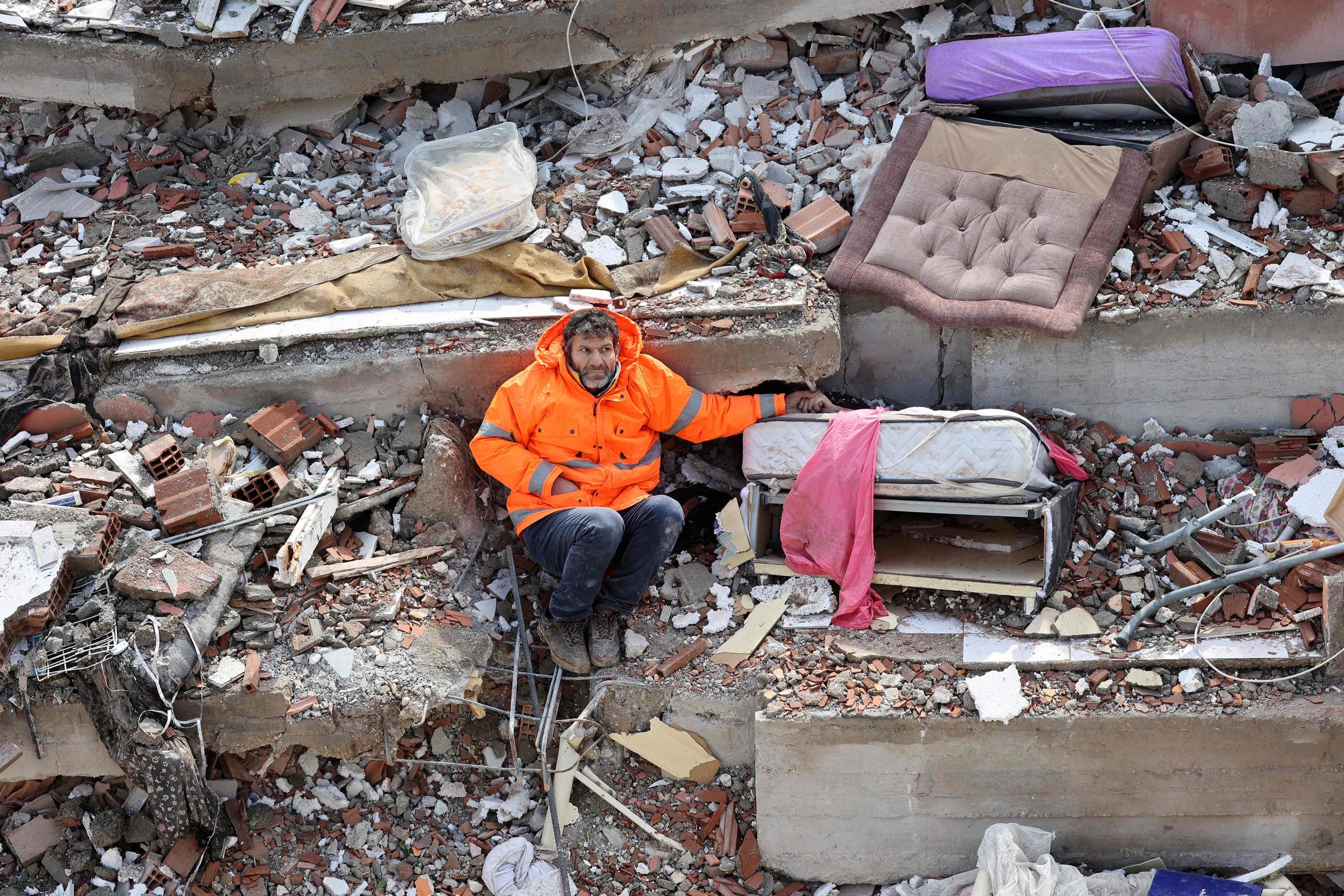 Turquía llora bajo los escombros y busca en cada sonido, la esperanza : «Tenemos que encontrar a los vivos»