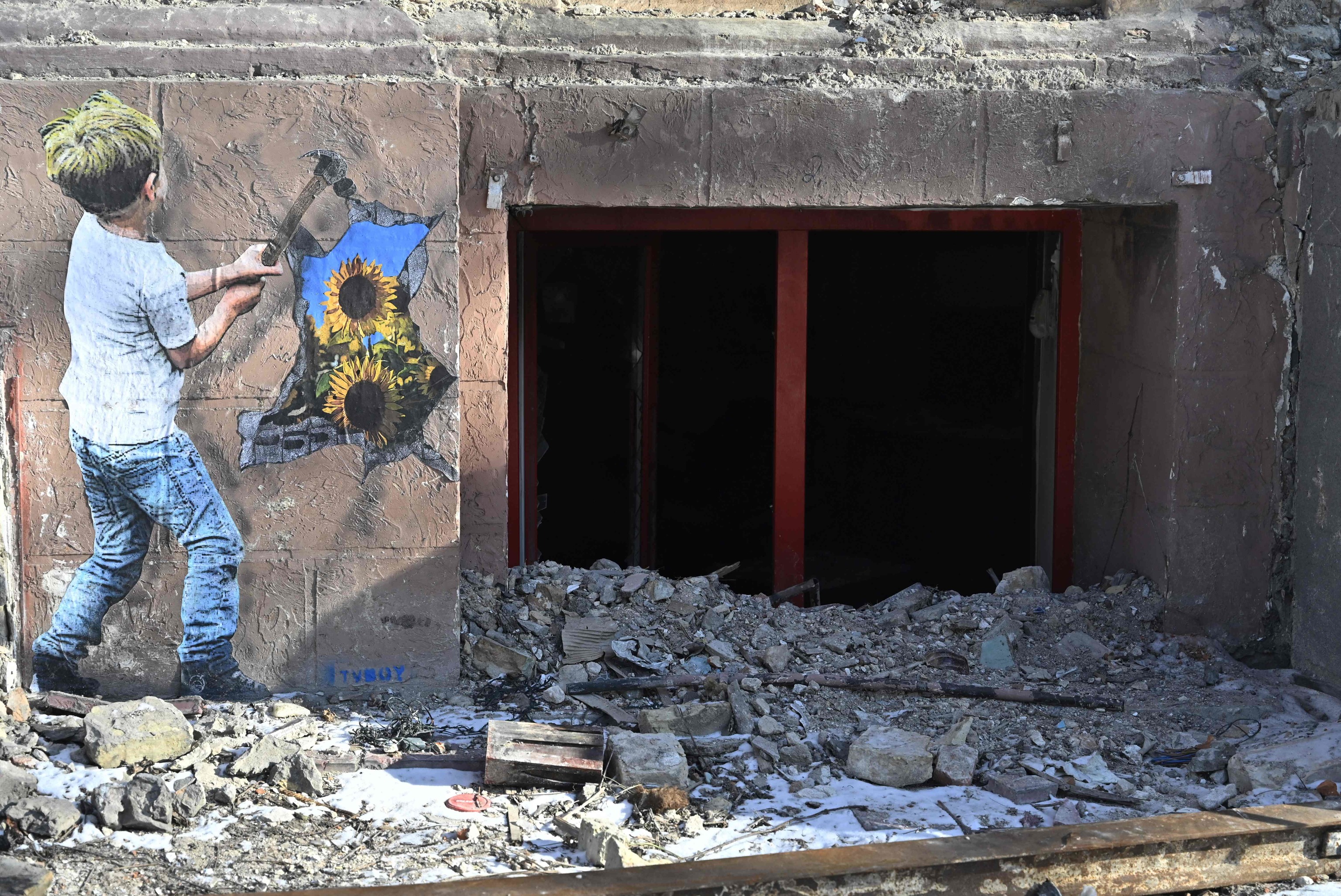 Pared de un edificio residencial destruido en Kiev.