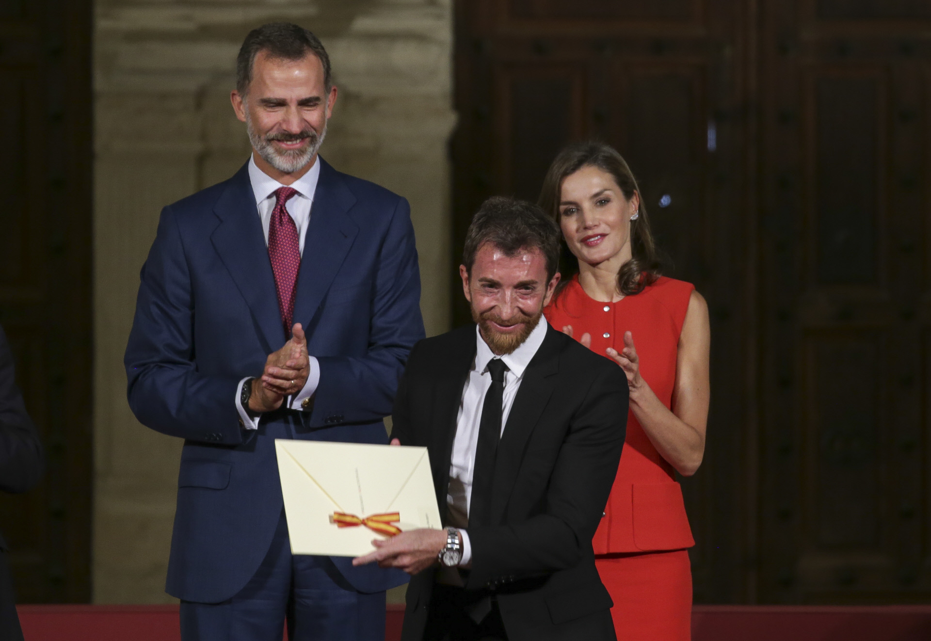 Los Reyes Felipe y Letizia y el presentador Pablo Motos en los Premios Nacionales de Cultura 2017.