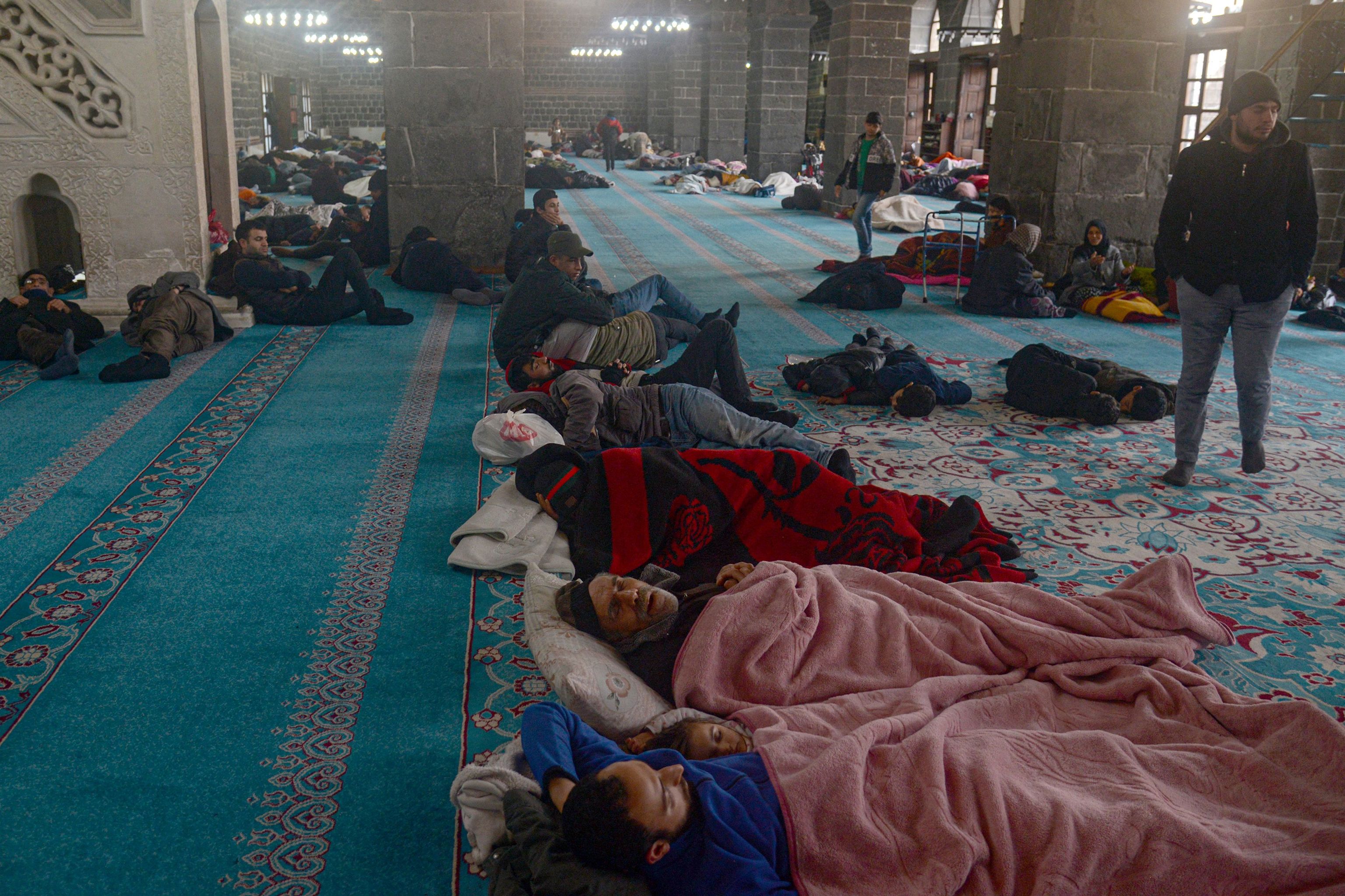 Personas durmiendo en la Gran Mezquita de Diyarbakir
