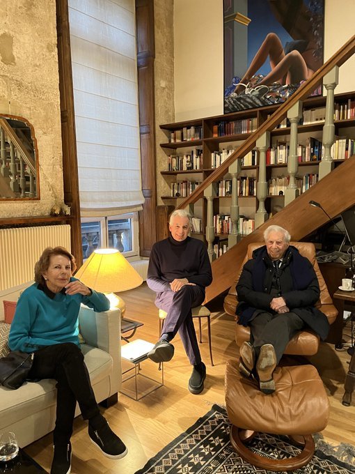 Foto compartida por Álvaro Vargas Llosa (centro) junto a sus padres en París