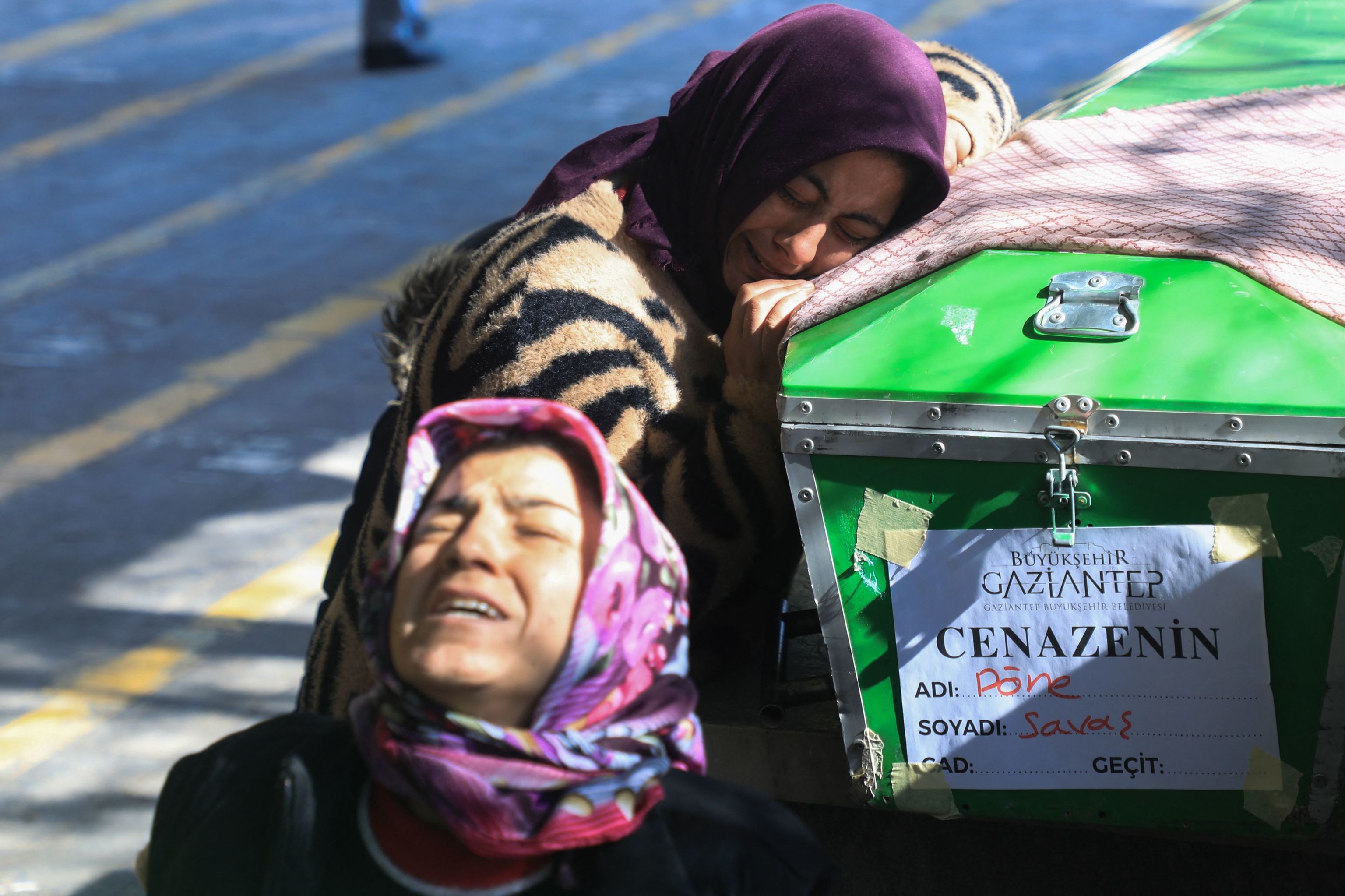Expresiones de dolor en el funeral en Gaziantep (Tu8rq