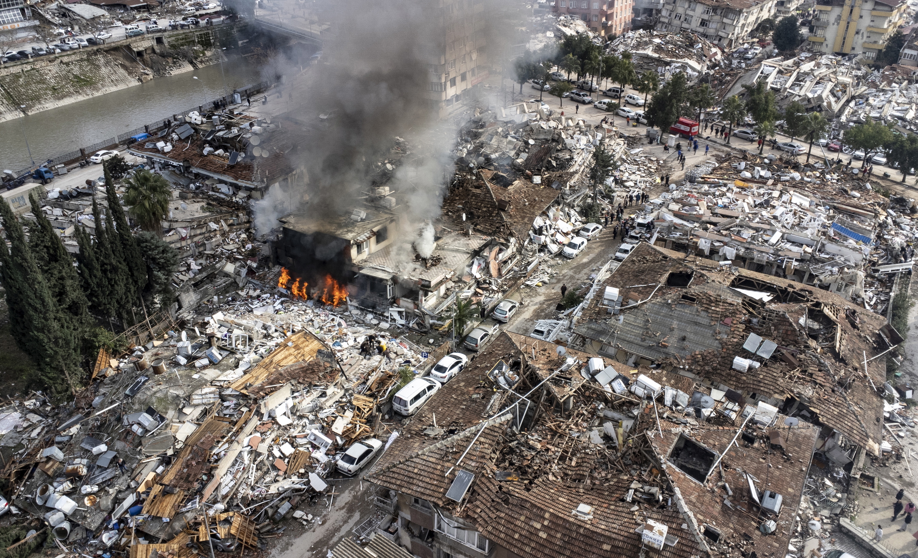 Edificios derrumbados en la ciudad turca de Hatay tras el terremoto.