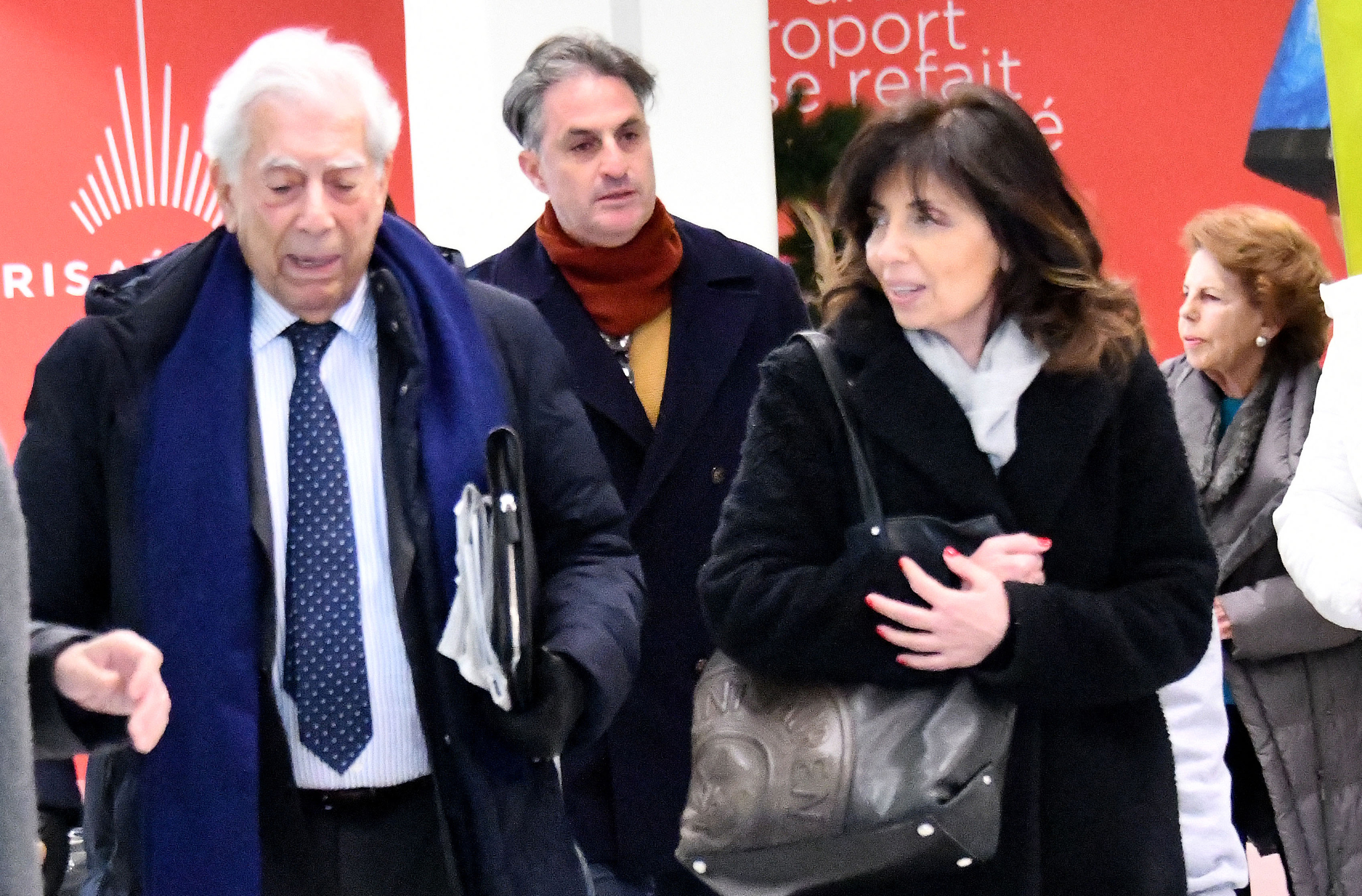 Mario Vargas Llosa junto a su nuera, su hijo Gonzalo y Patricia Llosa, al fondo, este miércoles en París.