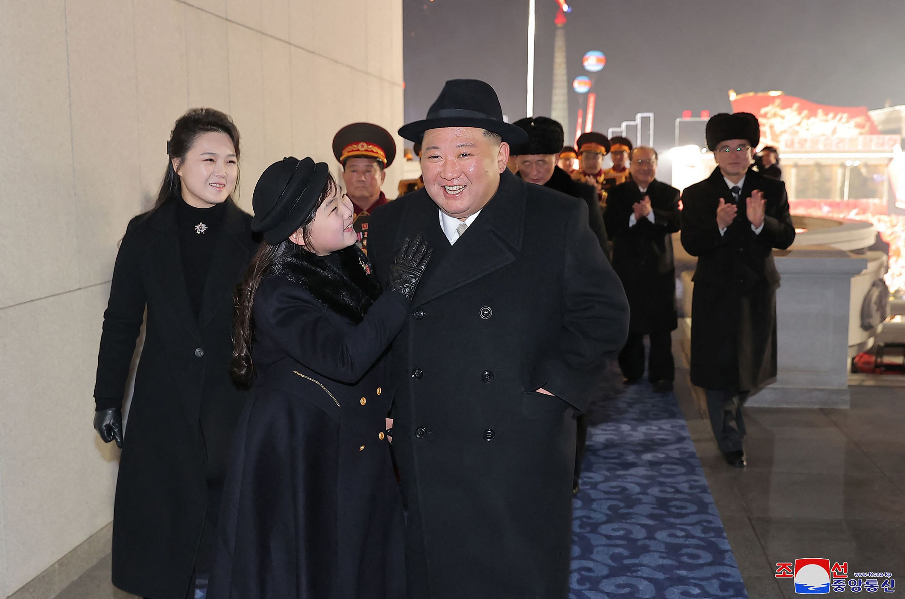 Kim Jong Un supervisa un gran desfile militar con una «unidad táctica nuclear»