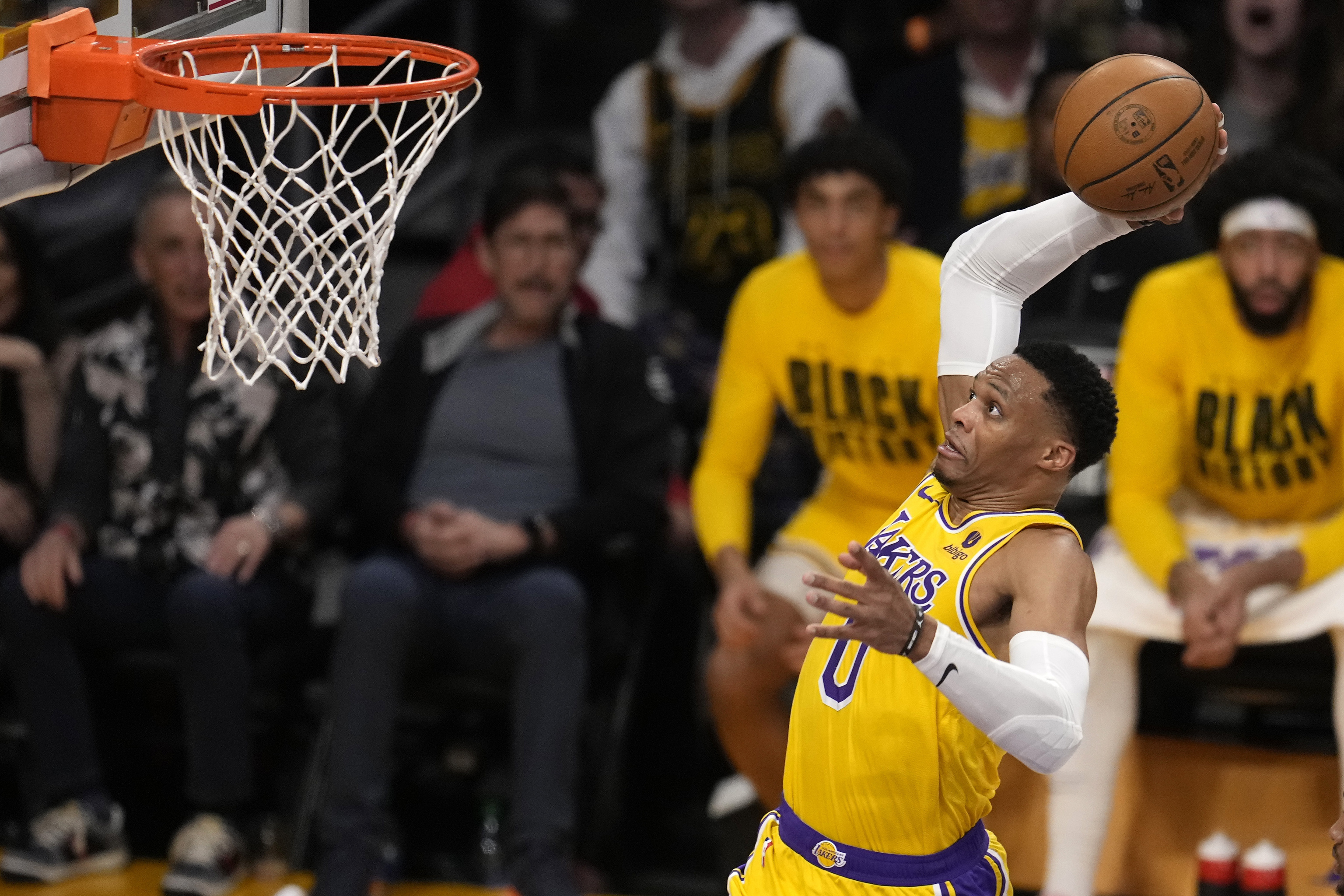 Westbrook realiza un mate en un partido de los Lakers.