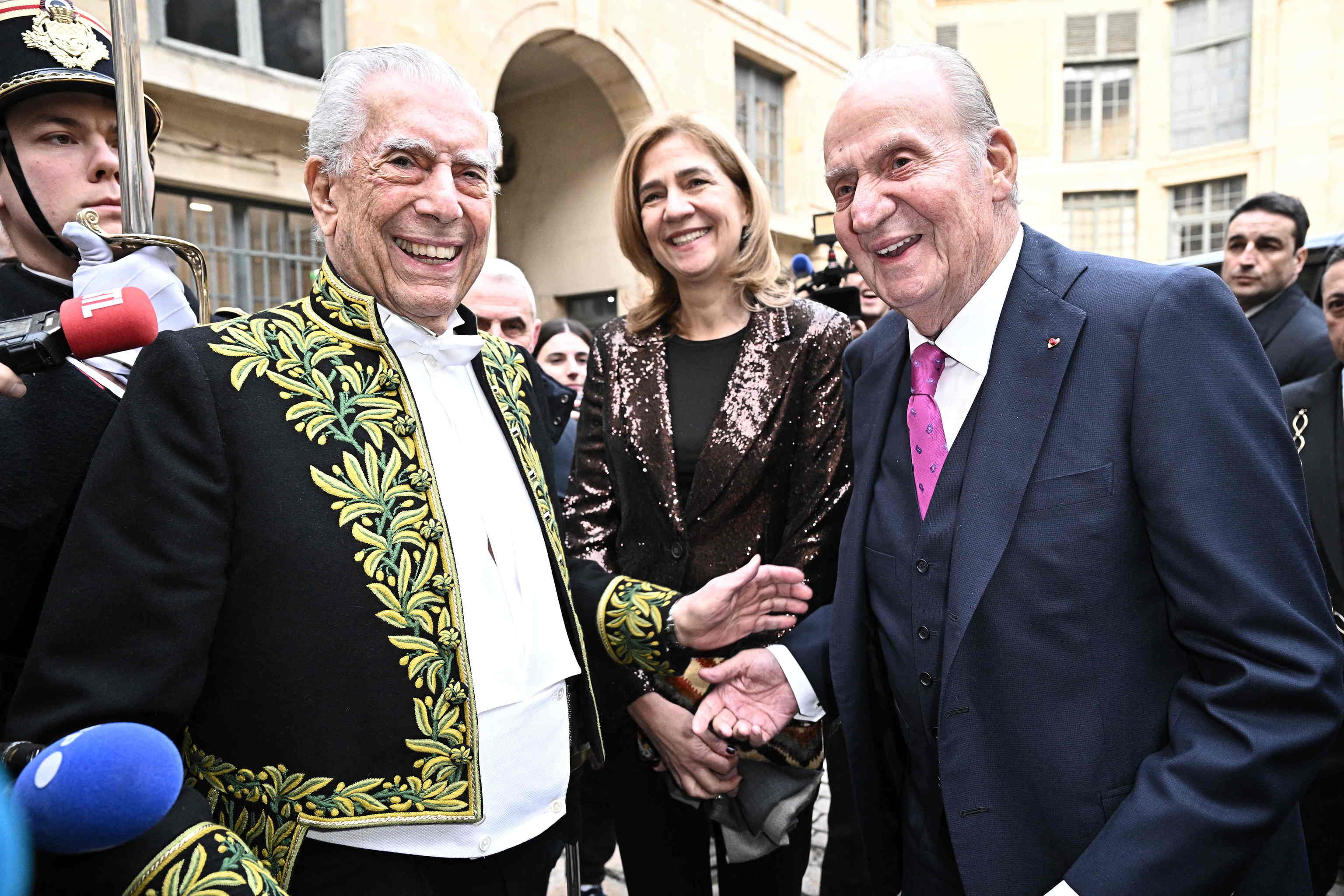 Vargas Llosa, el Rey emrito y la Infanta Cristina en la Academia Francesa