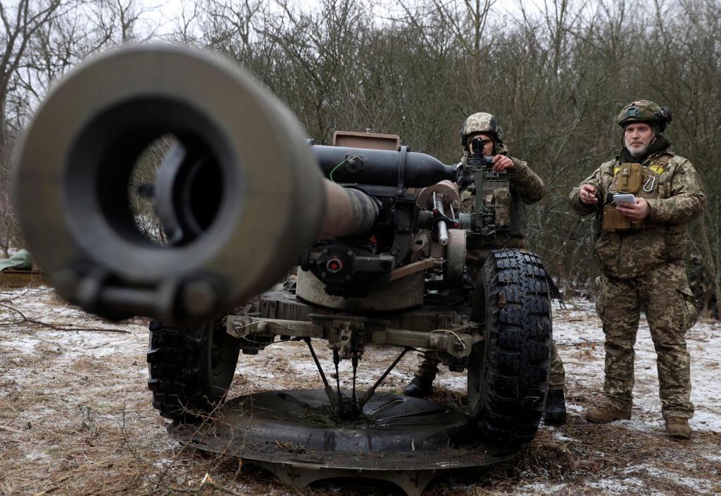 Artilleros ucranianos a punto de lanzar un obs.