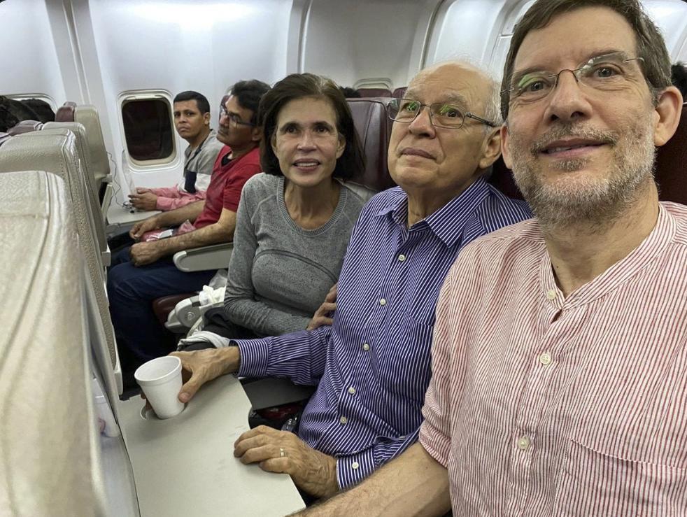 Varios de los presos políticos, en el avión con destino a Washigton.
