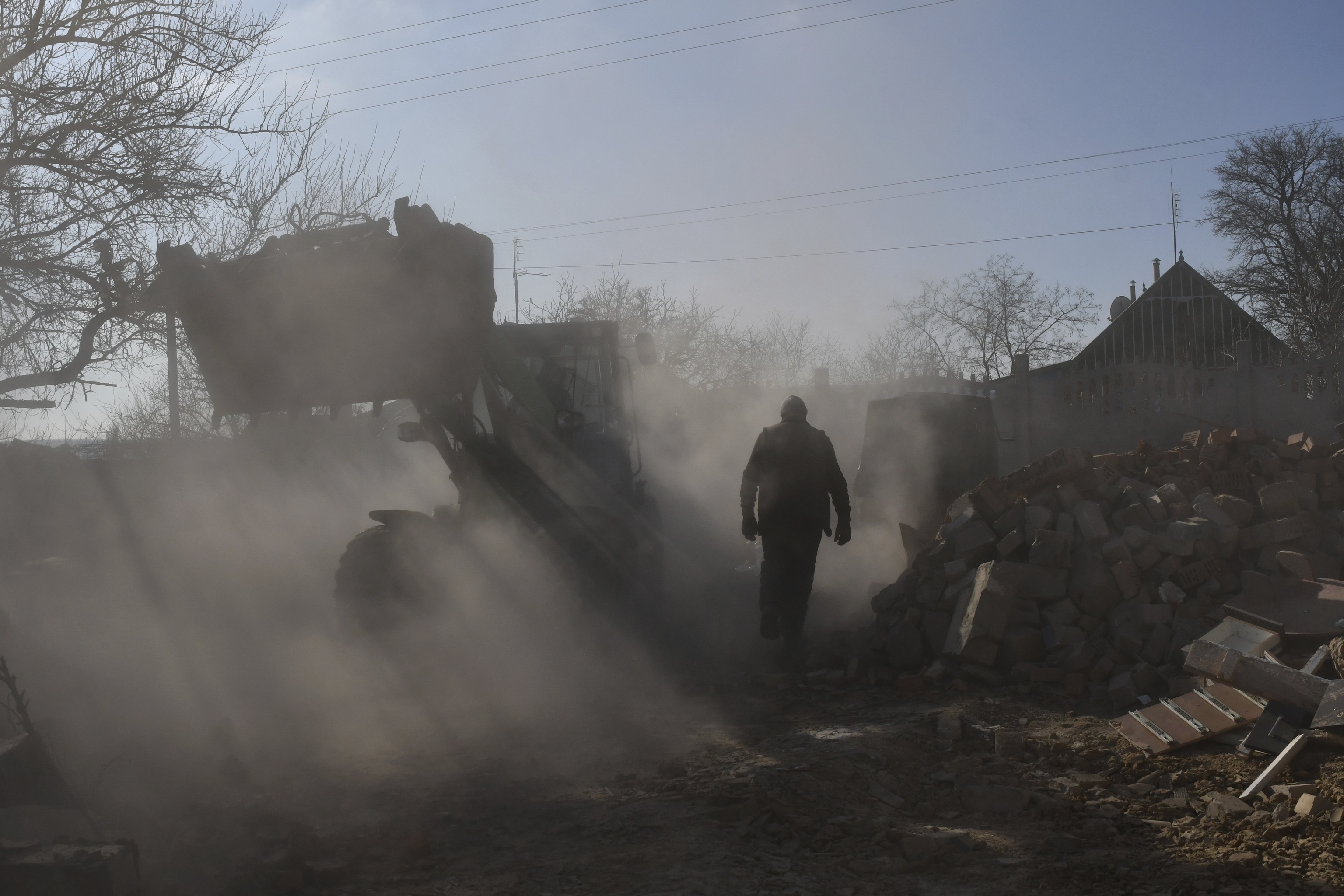 Rusia lanza sus fuerzas en el Donbás y bombardea las ciudades con misiles