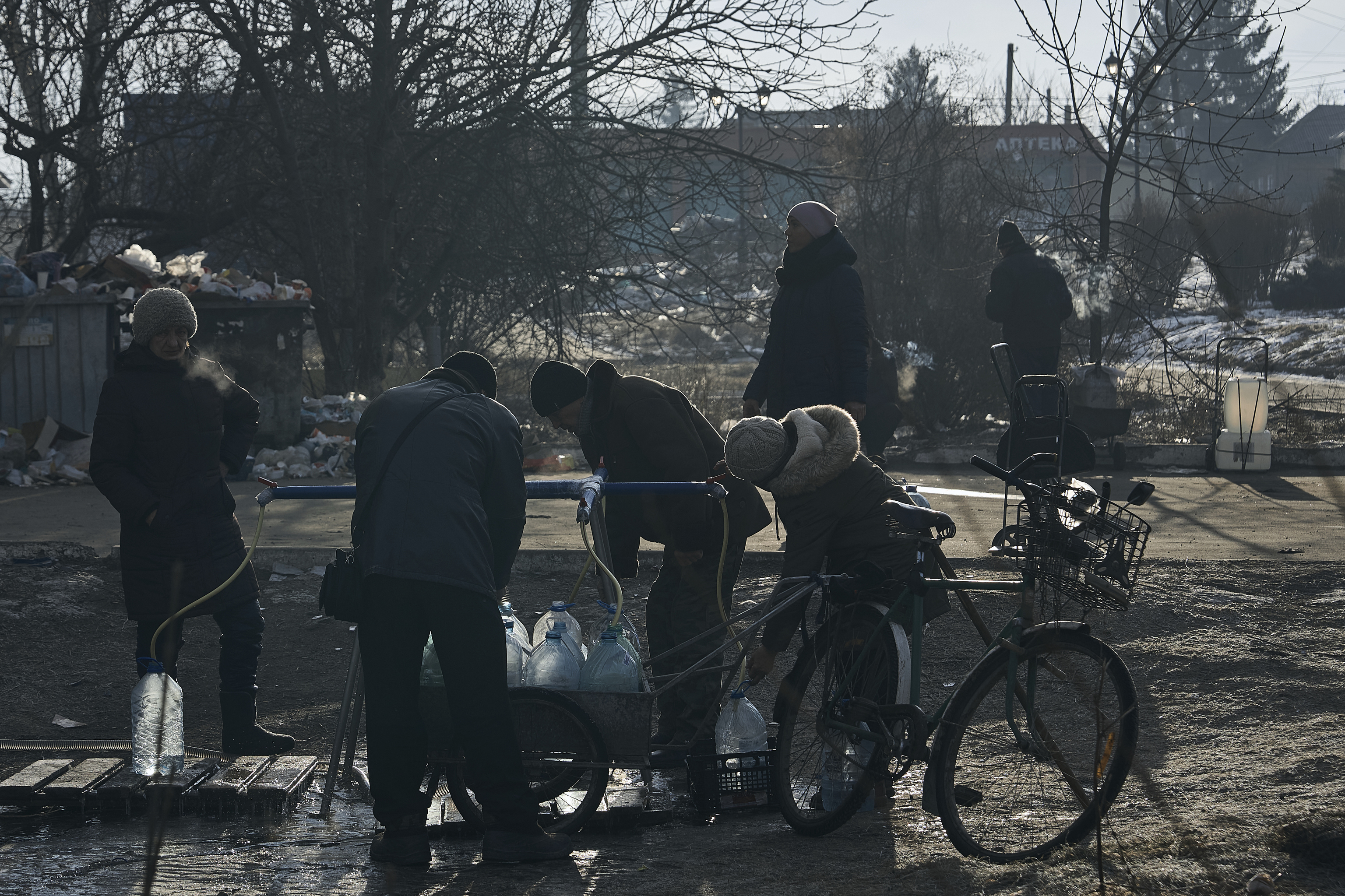 Civiles ucranianos recogen agua en la localidad de Bajmut.