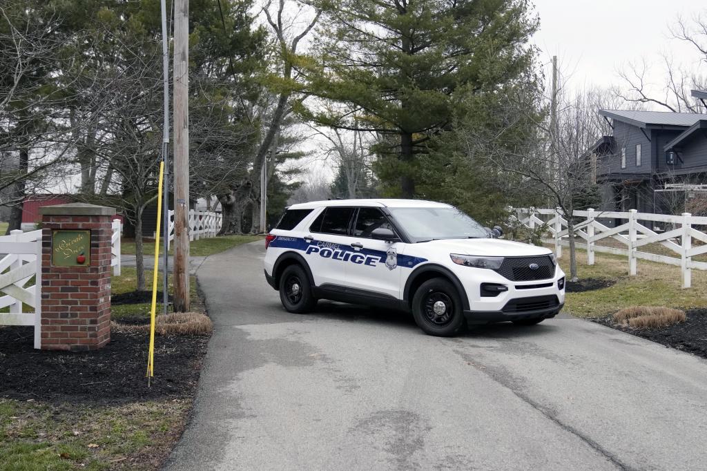 Un coche de polica en la entrada de la casa del ex vicepresidente Mike Pence en Indiana
