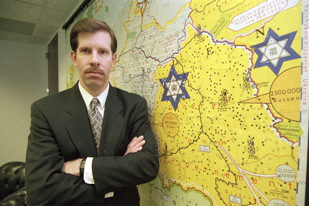 Eli Rosenbaum, frente a un mapa con los campos de concentracin nazis durante su etapa como mximo responsable de la OSI.