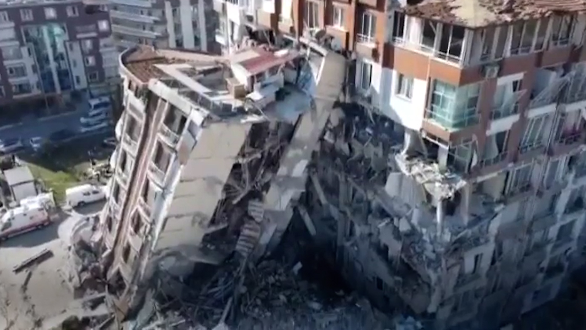 La supervivencia bajo los escombros de Turquía disminuye tras más de 100 horas
