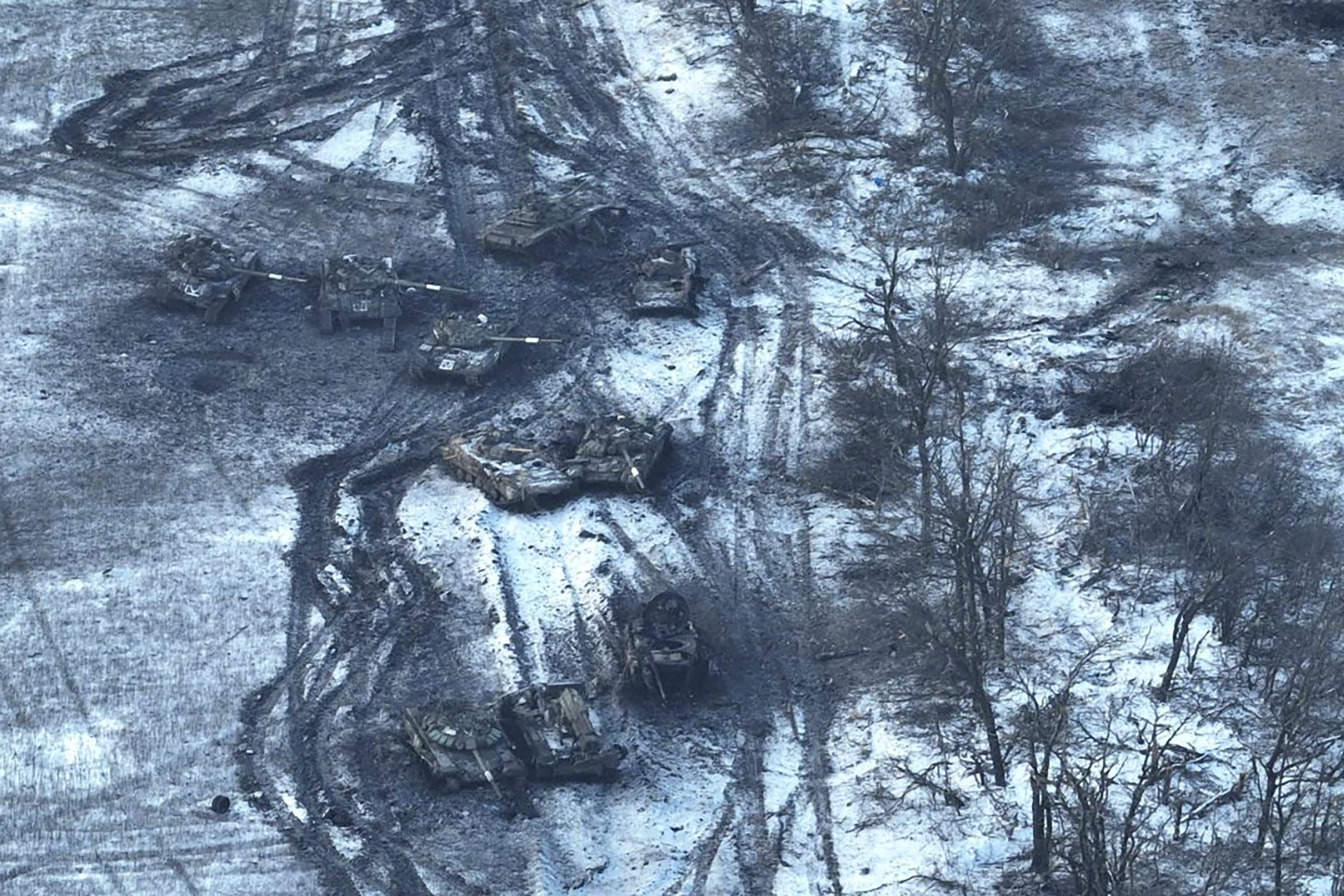 Tanques rusos dañados en un campo tras intentar atacar, Vuhledar, Ucrania.