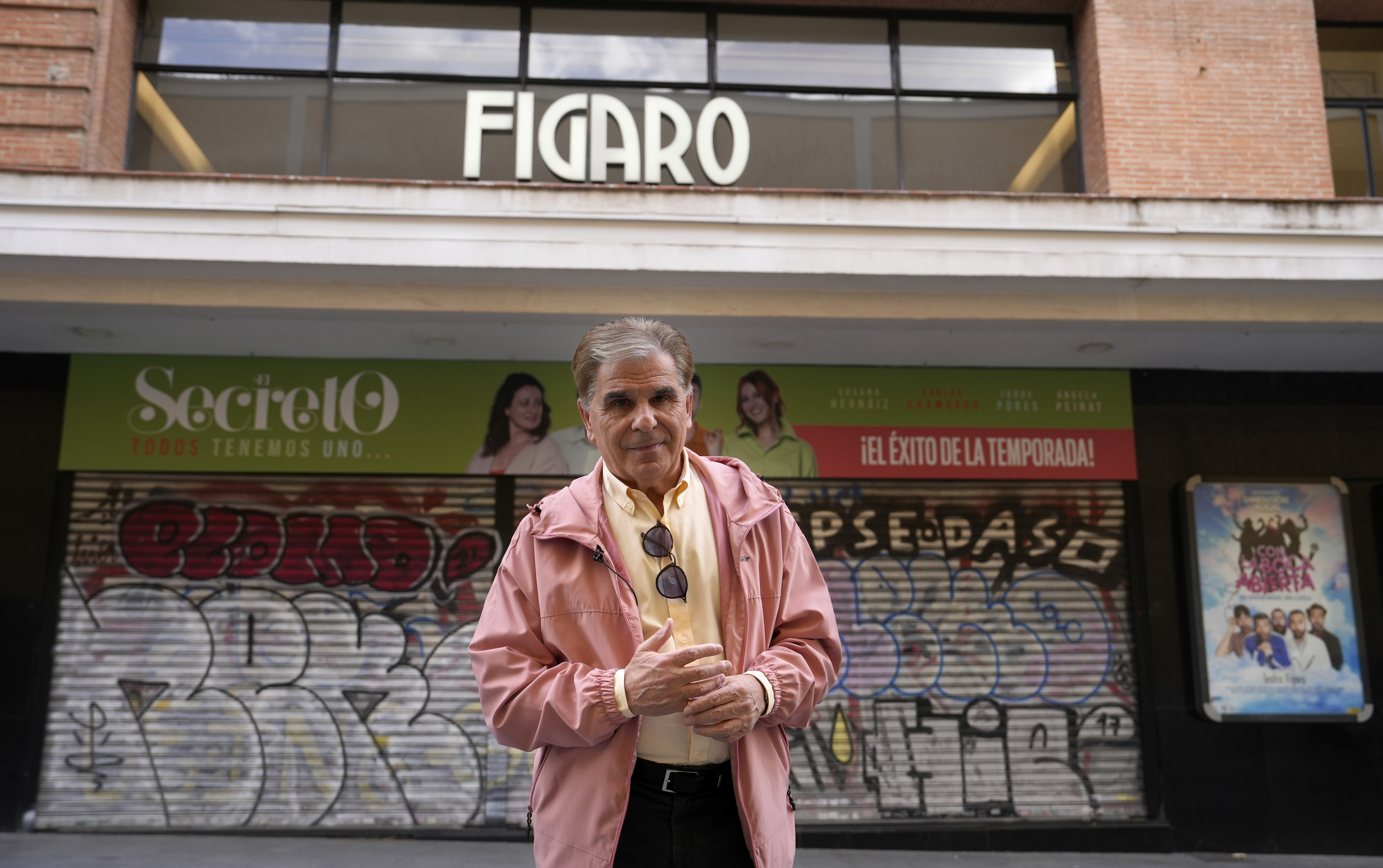 Pedro Ruiz, delate del teatro donde debut