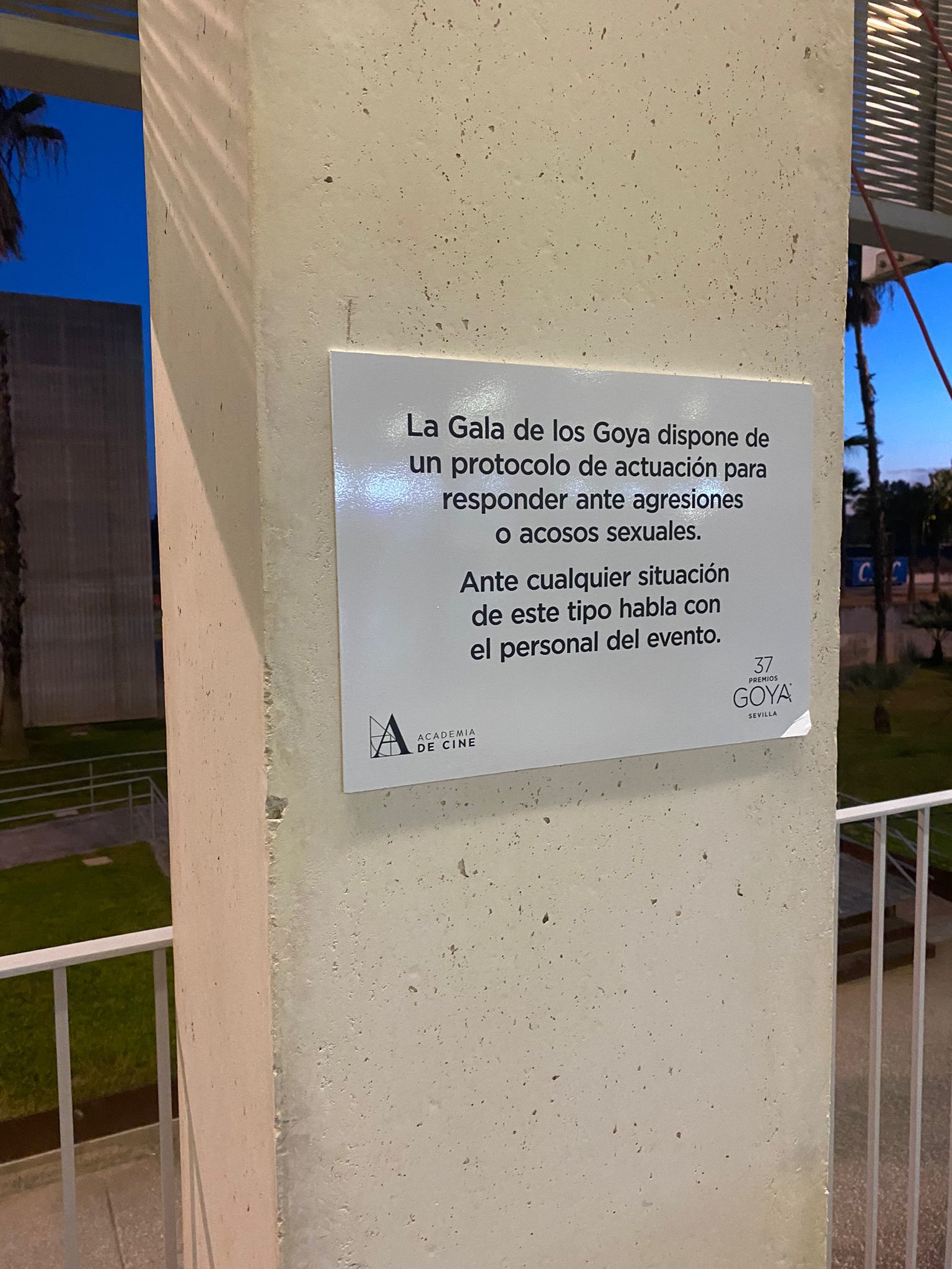 Cartel colocado en el edificio donde se celebra la gala de los Premios Goya.