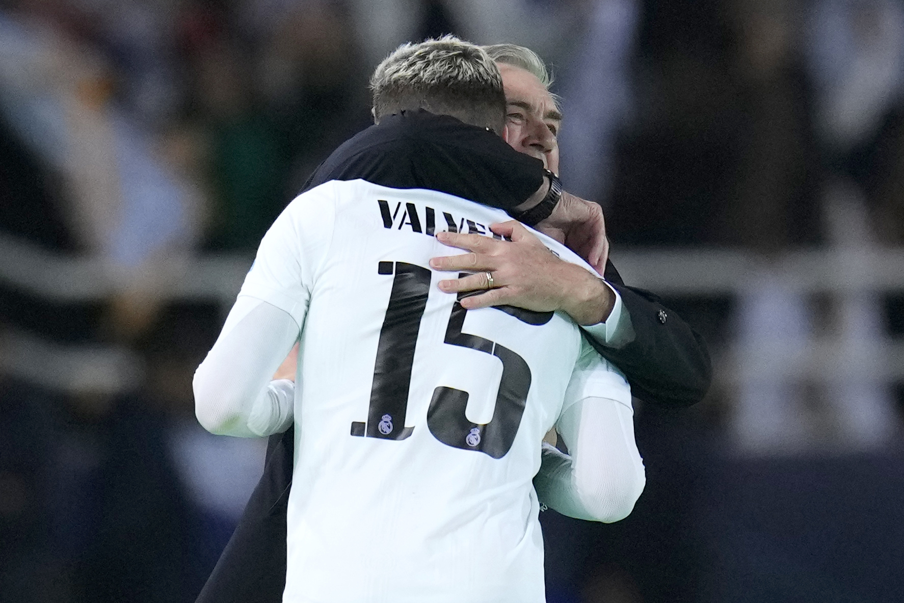 Valverde se abraza a Ancelotti tras marcar.
