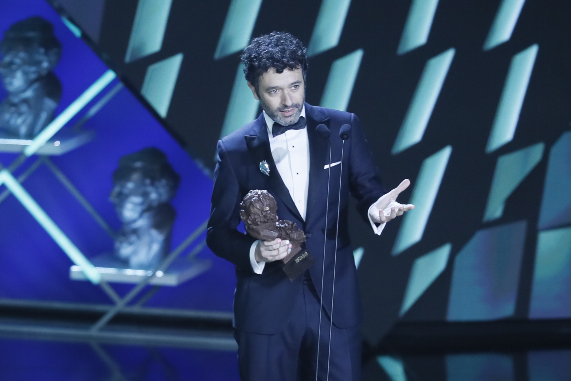Rodrigo Sorogoyen recibe uno de los Goya de 'As bestas'.