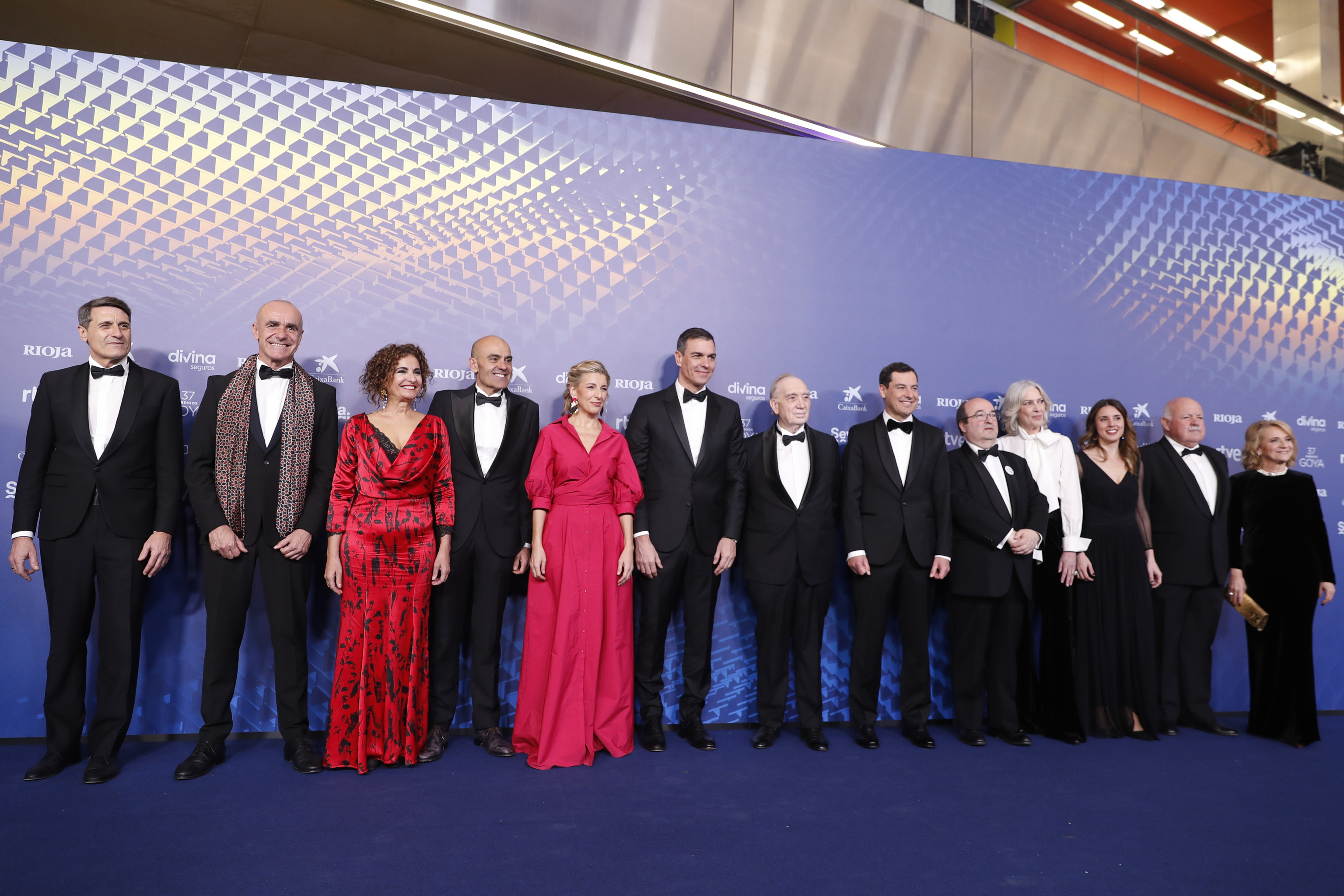 El presidente del Gobierno, Pedro Sánchez, y el resto de autoridades, en la gala de los Premios Goya, en Sevilla.