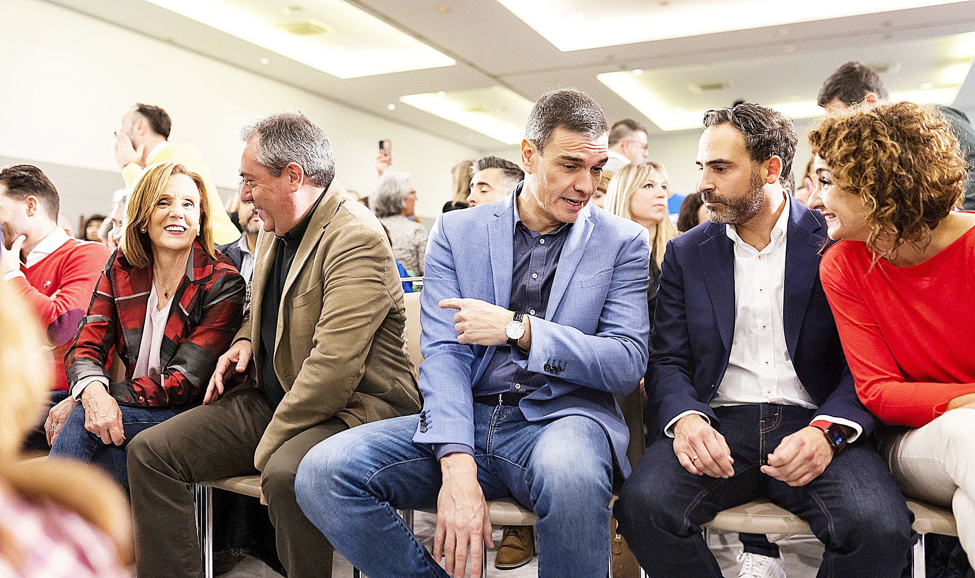 Pedro Sánchez conversa con el candidato del PSOE para la Alcaldía de Málaga, Daniel Pérez, y la ministra María Jesús Montero, ayer antes de un acto del partido en Málaga.