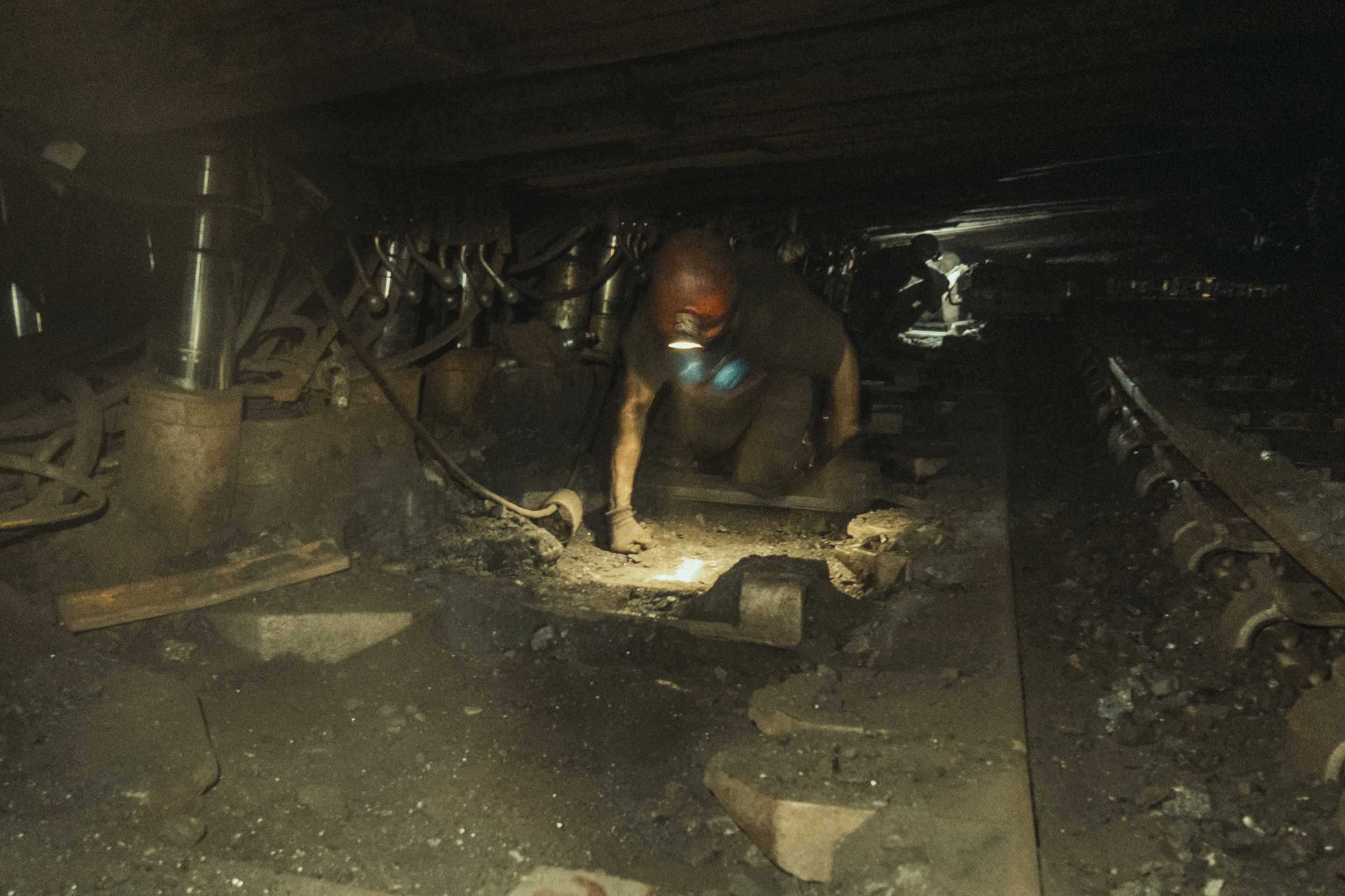 Un minero, en manga corta para soportar el calor en la mina.