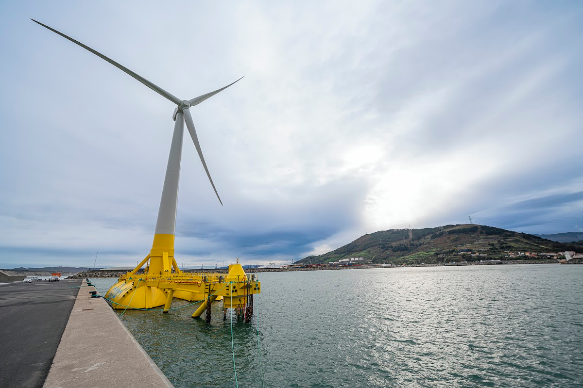 Turbina elica flotante diseada por Saitec en la costa de Vizcaya