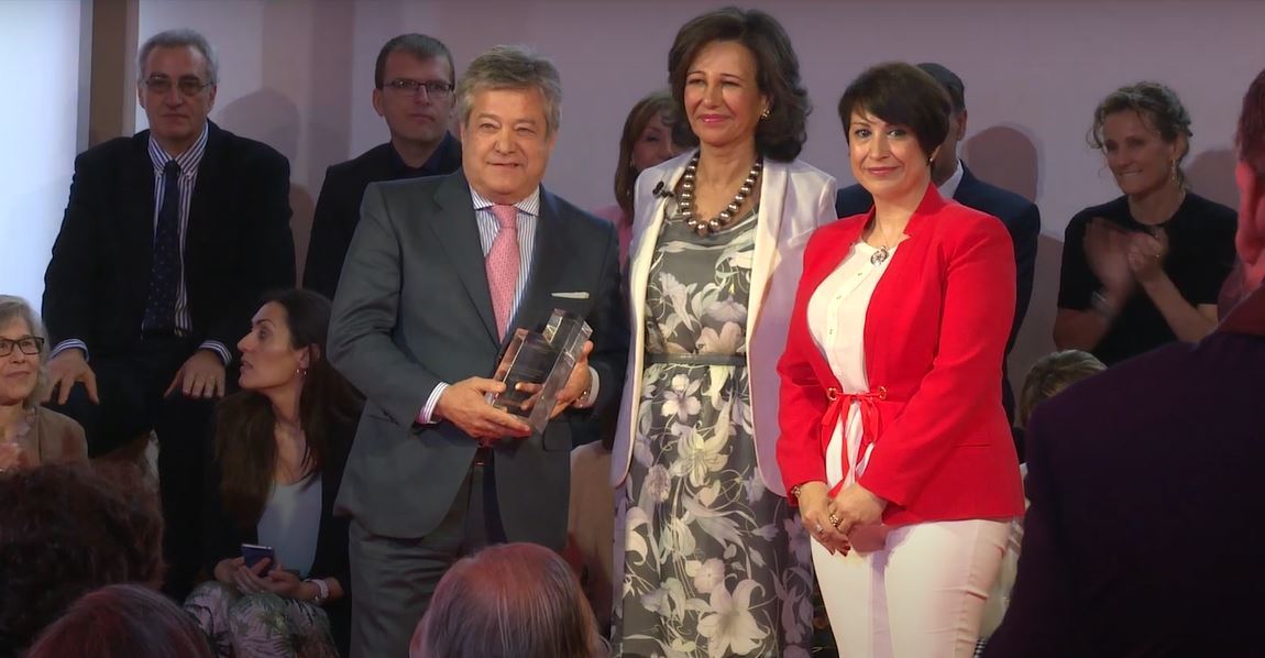 Miguel Ángel López recoge de manos de Ana Patricia Botín uno de los Premios Proyectos Sociales Banco Santander de 2018.