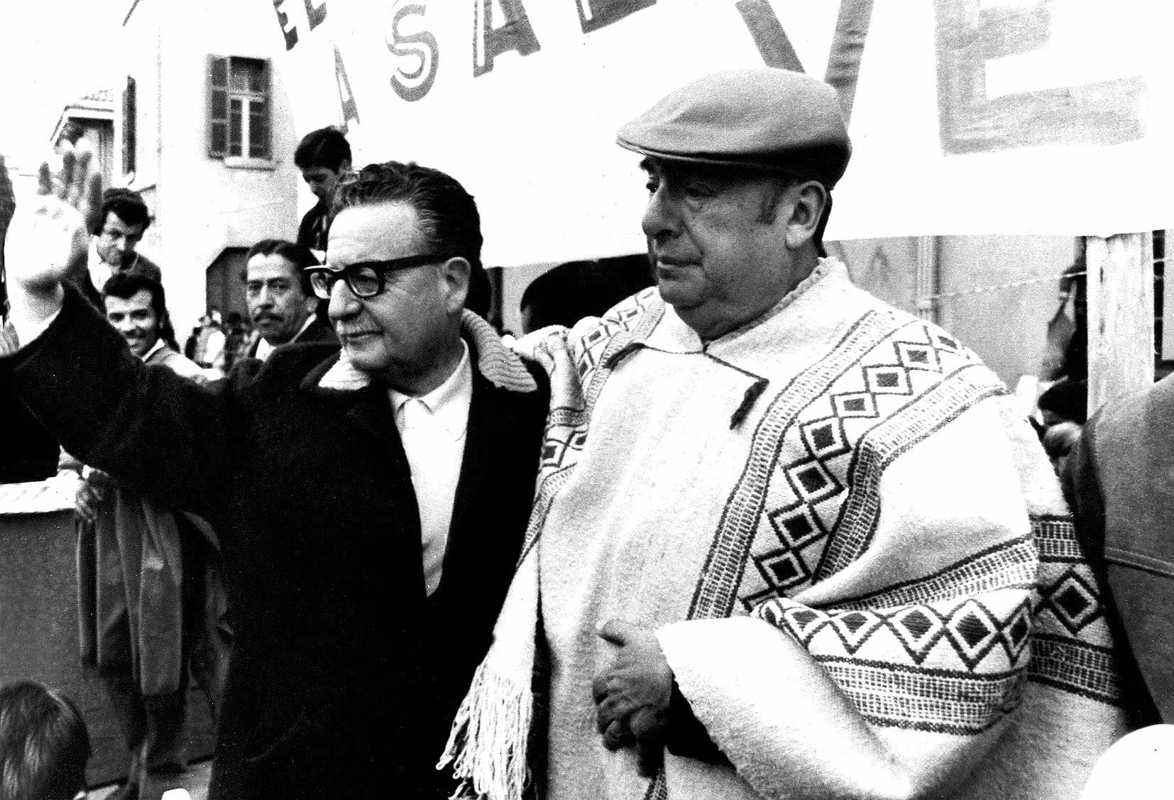 Pablo Neruda (d.) junto a Salvador Allende (i.)